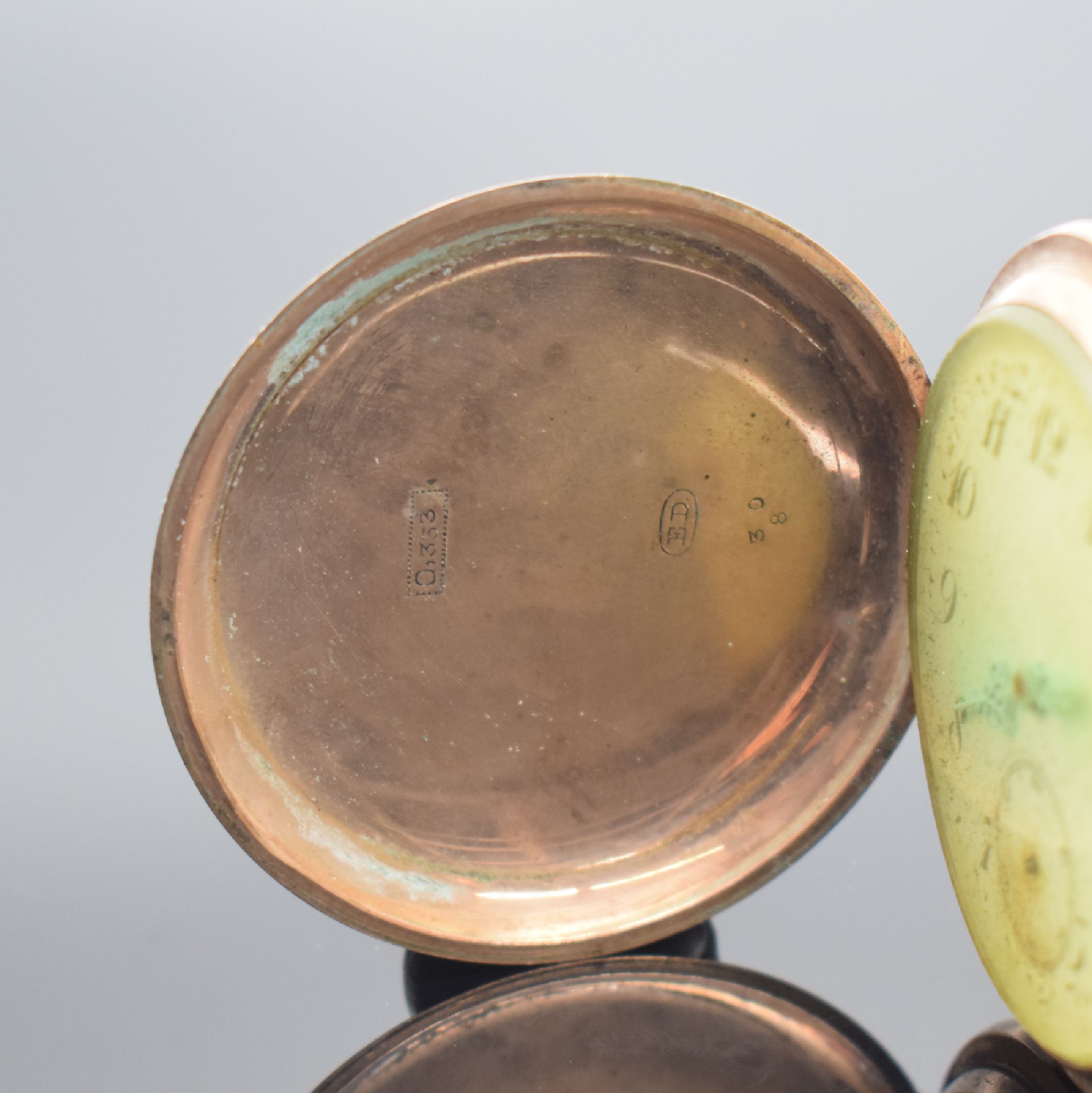 Detail a: Savonette in RG 333/000, Schweiz um 1900, 2-Deckel Goldgeh., Sprungdeckel m. Monogramm, Rückdeckel lose (Scharnier def.), Zifferbl. m. arab. Zahlen, ...
