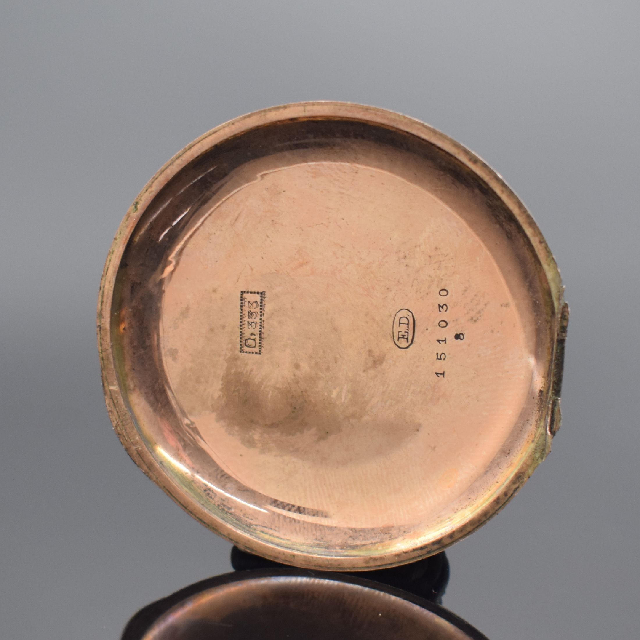 Detail d: Savonette in RG 333/000, Schweiz um 1900, 2-Deckel Goldgeh., Sprungdeckel m. Monogramm, Rückdeckel lose (Scharnier def.), Zifferbl. m. arab. Zahlen, ...