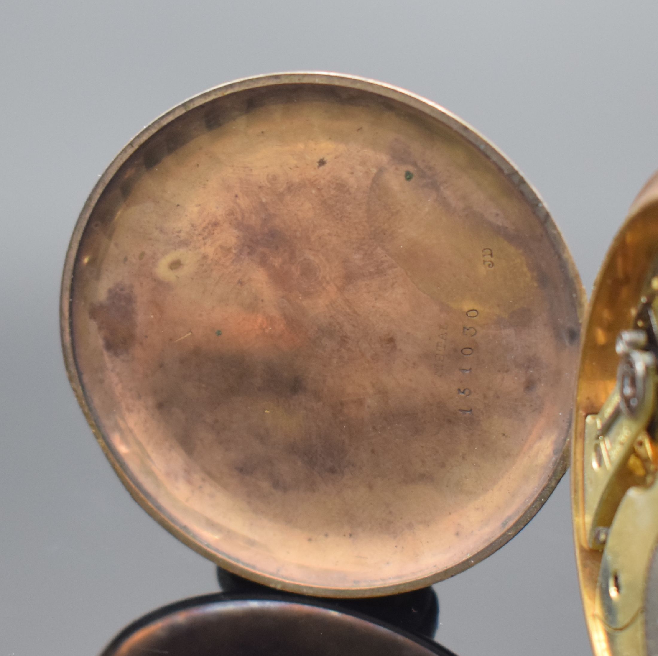 Detail f: Savonette in RG 333/000, Schweiz um 1900, 2-Deckel Goldgeh., Sprungdeckel m. Monogramm, Rückdeckel lose (Scharnier def.), Zifferbl. m. arab. Zahlen, ...