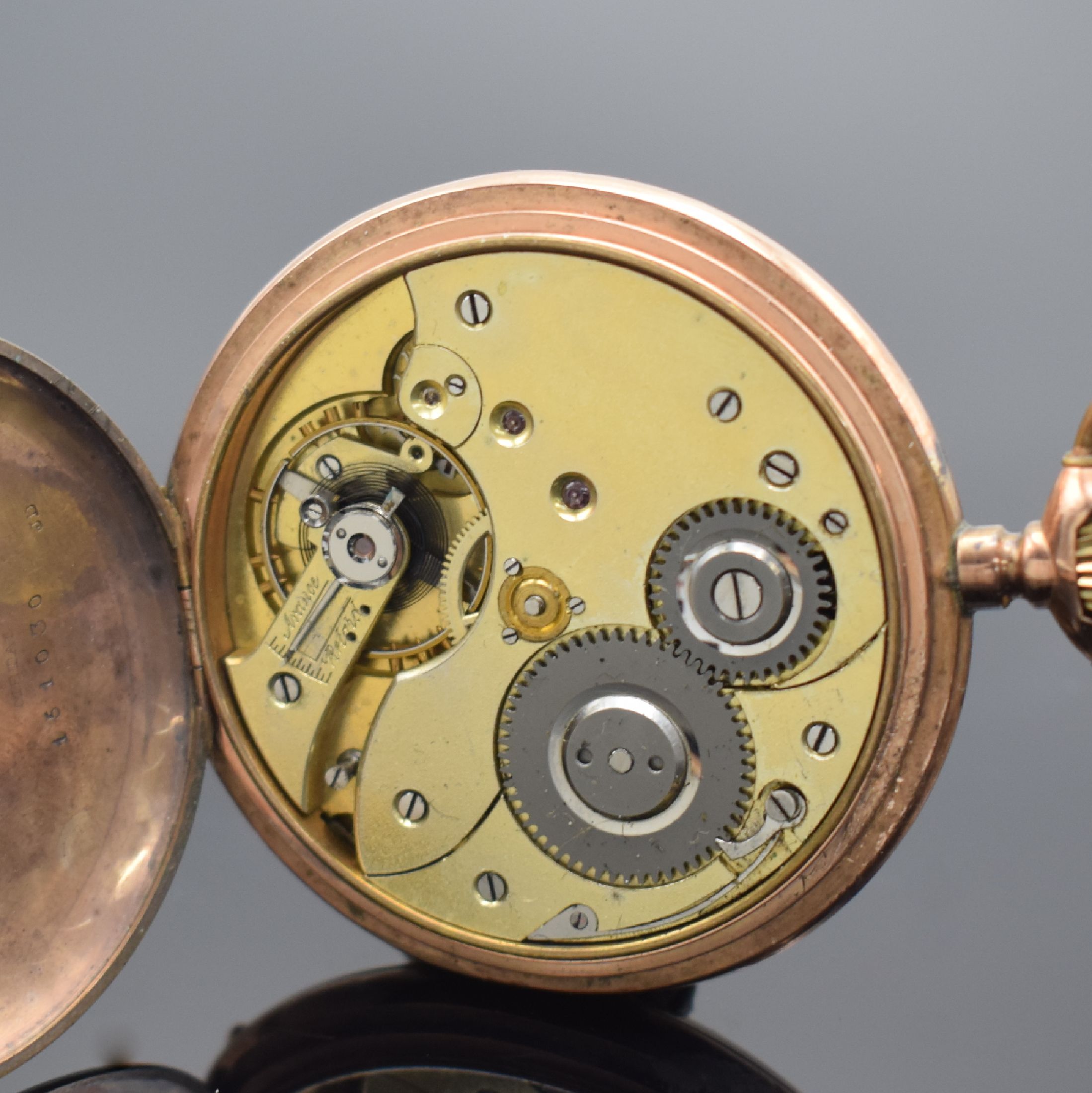 Detail g: Savonette in RG 333/000, Schweiz um 1900, 2-Deckel Goldgeh., Sprungdeckel m. Monogramm, Rückdeckel lose (Scharnier def.), Zifferbl. m. arab. Zahlen, ...
