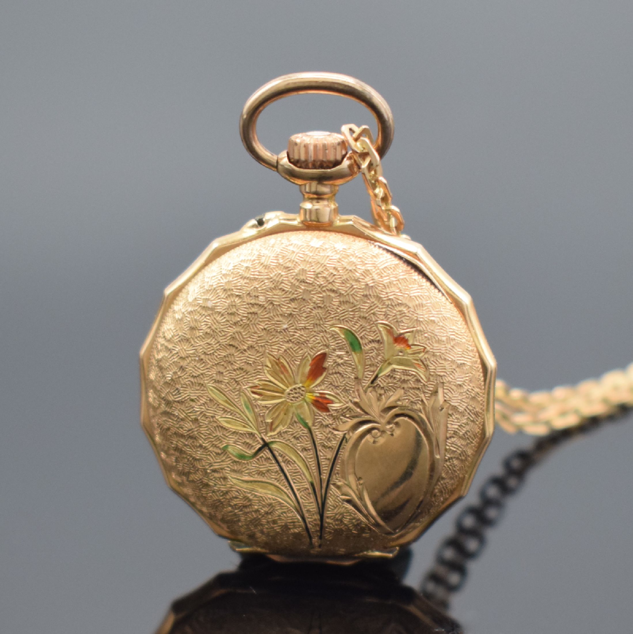 Detail a: Offene Damentaschenuhr in RoseG 585/000 mit Goldkette in RoseG 585/000, Schweiz um 1890, Kette später, Metallcuvette, Rückseite aufw. grav. & ...