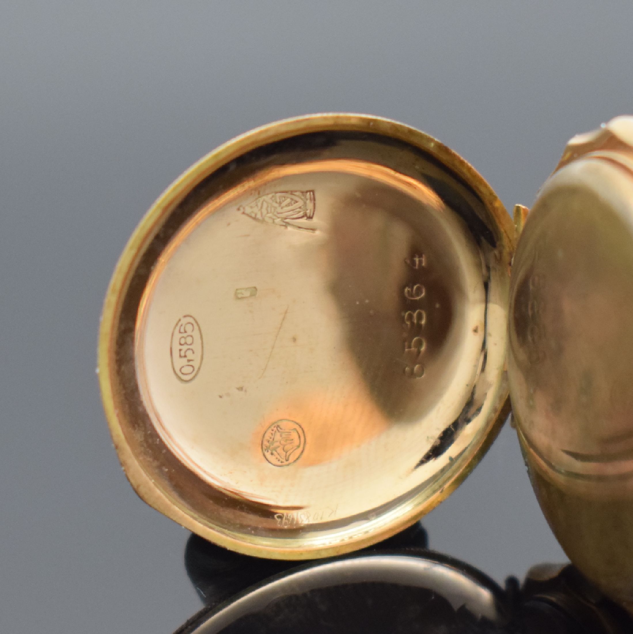 Detail b: Offene Damentaschenuhr in RoseG 585/000 mit Goldkette in RoseG 585/000, Schweiz um 1890, Kette später, Metallcuvette, Rückseite aufw. grav. & ...