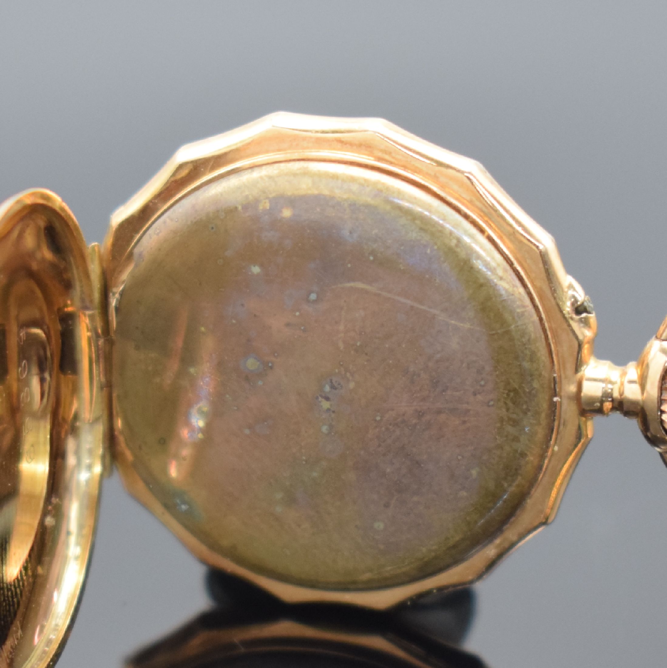 Detail c: Offene Damentaschenuhr in RoseG 585/000 mit Goldkette in RoseG 585/000, Schweiz um 1890, Kette später, Metallcuvette, Rückseite aufw. grav. & ...