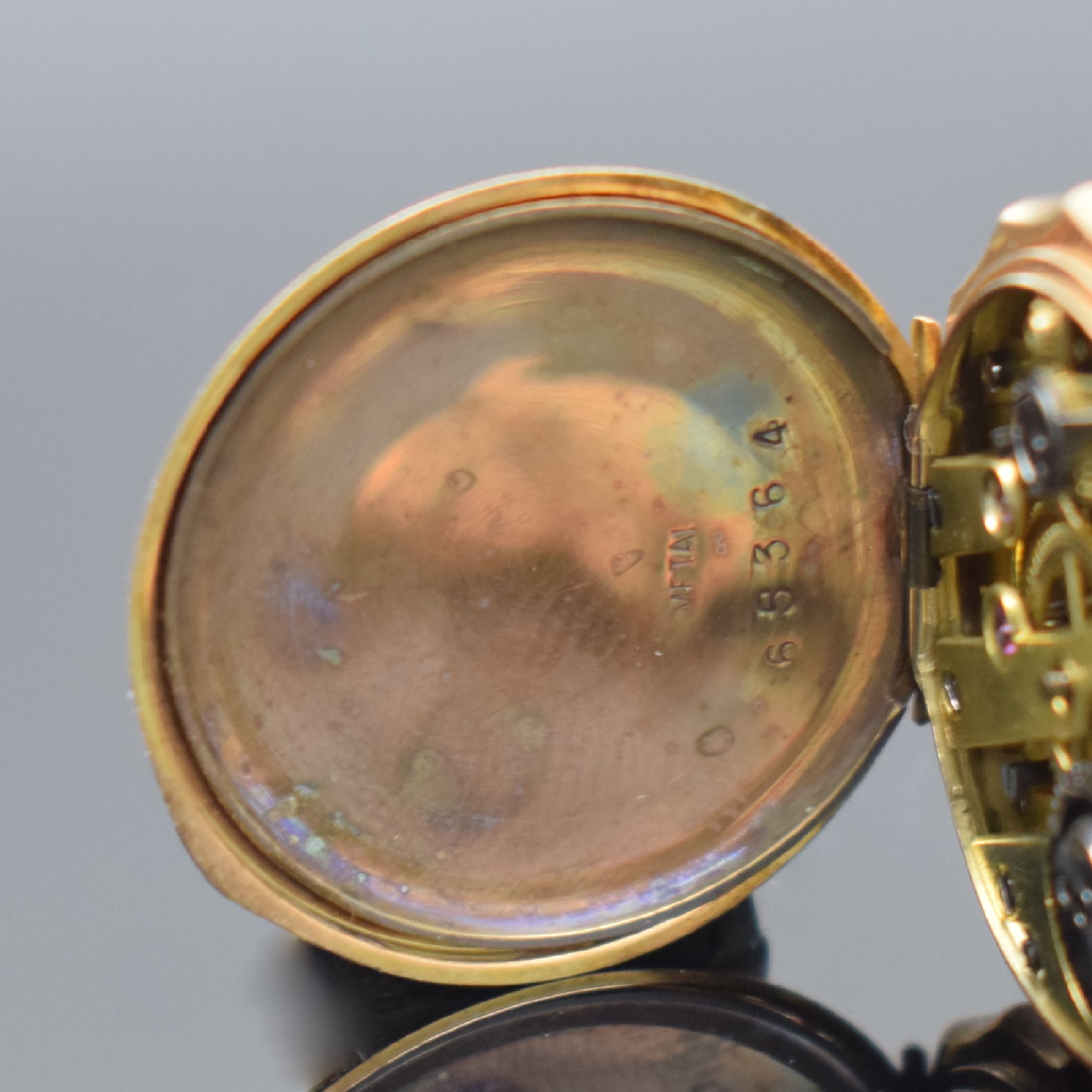 Detail d: Offene Damentaschenuhr in RoseG 585/000 mit Goldkette in RoseG 585/000, Schweiz um 1890, Kette später, Metallcuvette, Rückseite aufw. grav. & ...