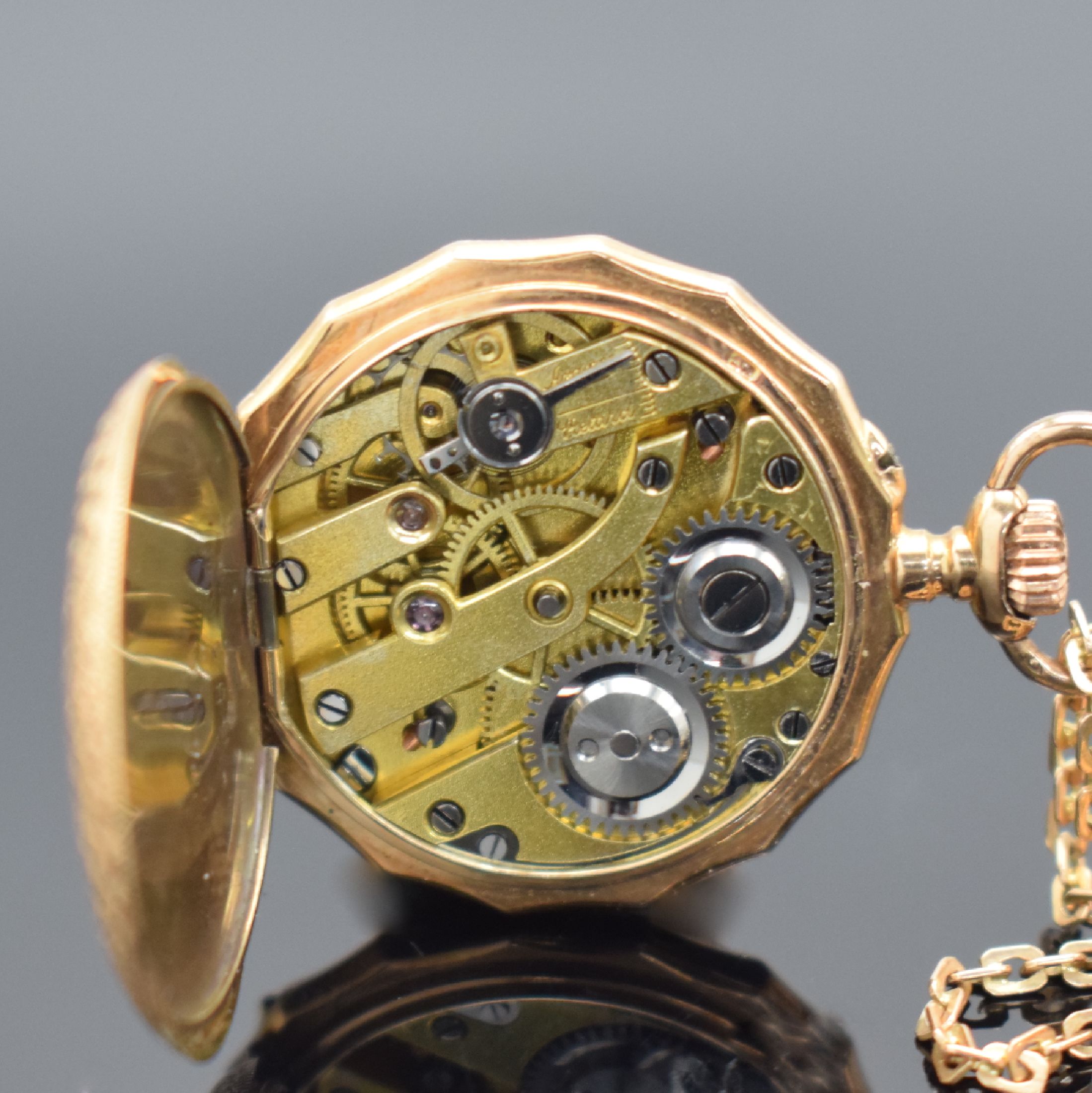 Detail e: Offene Damentaschenuhr in RoseG 585/000 mit Goldkette in RoseG 585/000, Schweiz um 1890, Kette später, Metallcuvette, Rückseite aufw. grav. & ...