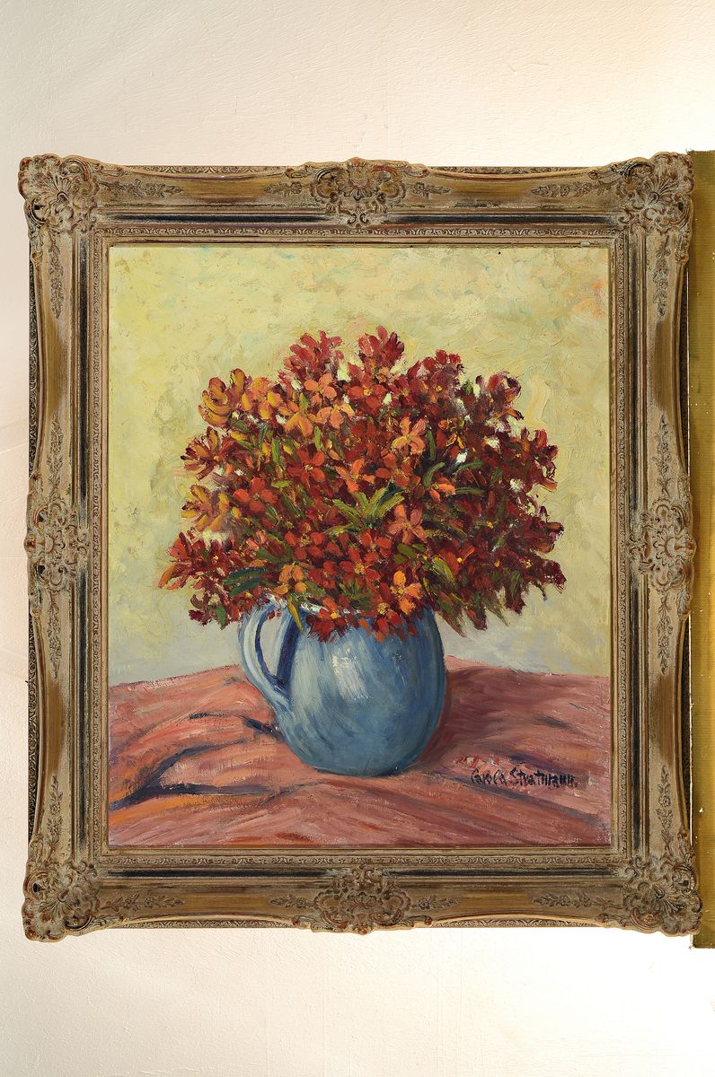 Detail k: Carola Stratmann, 1881 Hamburg-1950 München,Stillleben mit Blumen im blauen Krug, Öl/ Hartfaser, rechts unten signiert, ca. 60x50cm, R. ca. 74x64cm
