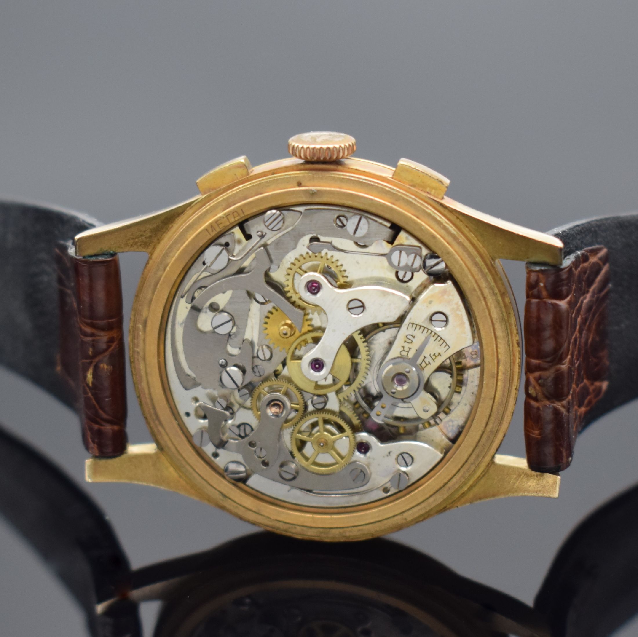 Detail e: BRITIX / Chronographe Suisse Herrenarmbanduhr mit Chronograph in RG 750/000, Schweiz um 1950, Handaufzug, 3-teil. Geh., Boden & Glasrand aufgedr., ...