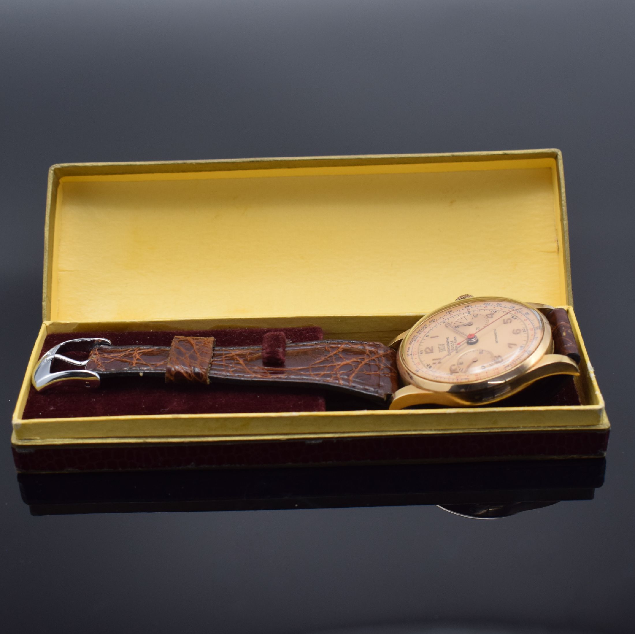 Detail f: BRITIX / Chronographe Suisse Herrenarmbanduhr mit Chronograph in RG 750/000, Schweiz um 1950, Handaufzug, 3-teil. Geh., Boden & Glasrand aufgedr., ...