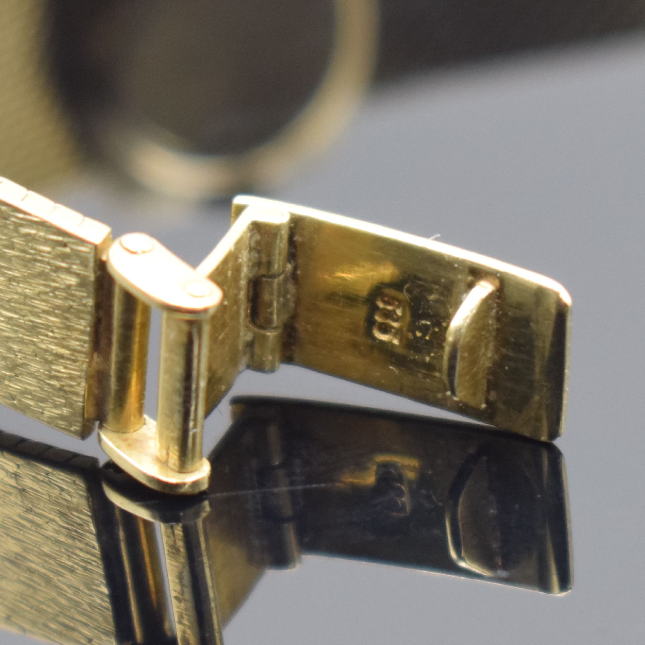 Detail b: DUGENA Damenarmbanduhr in GG 585/000, Deutschland um 1970, Handaufzug, 2-teil. Geh., Boden aufgedr., Milanaiseband in GG 585/000, silb. Zifferbl. m. ...