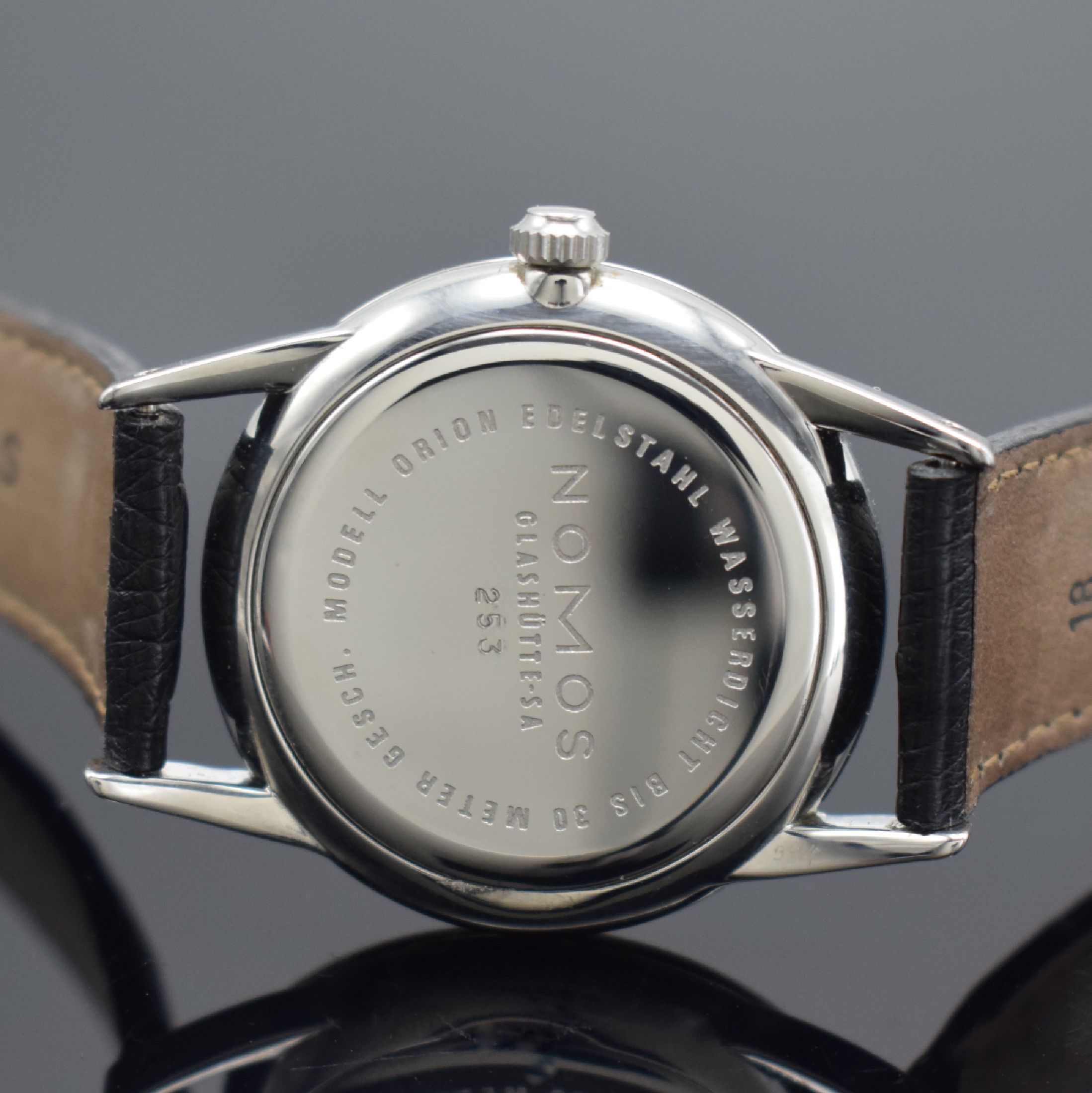 Detail c: NOMOS Herrenarmbanduhr Orion, Handaufzug, 3 -teil. Edelstahlgeh., Boden & Glasrand aufgedr., schwarzes Zifferbl. m. gold. Indizes, gold. Zeiger, Anz. ...