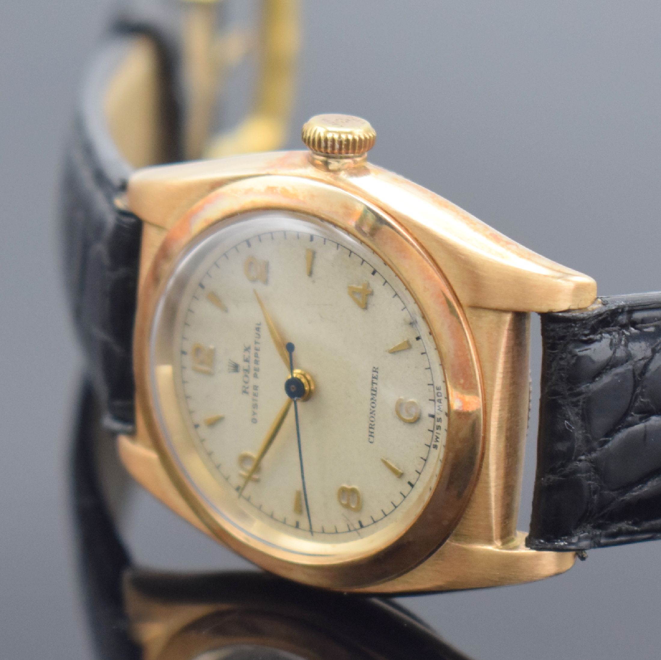 Detail b: ROLEX Bubble Back Chronometer Herrenarmbanduhrin RoseG 585/000 Referenz 3131, Schweiz um 1946, Automatik, verschr. Geh. m. glatter Lünette, verschr. ...
