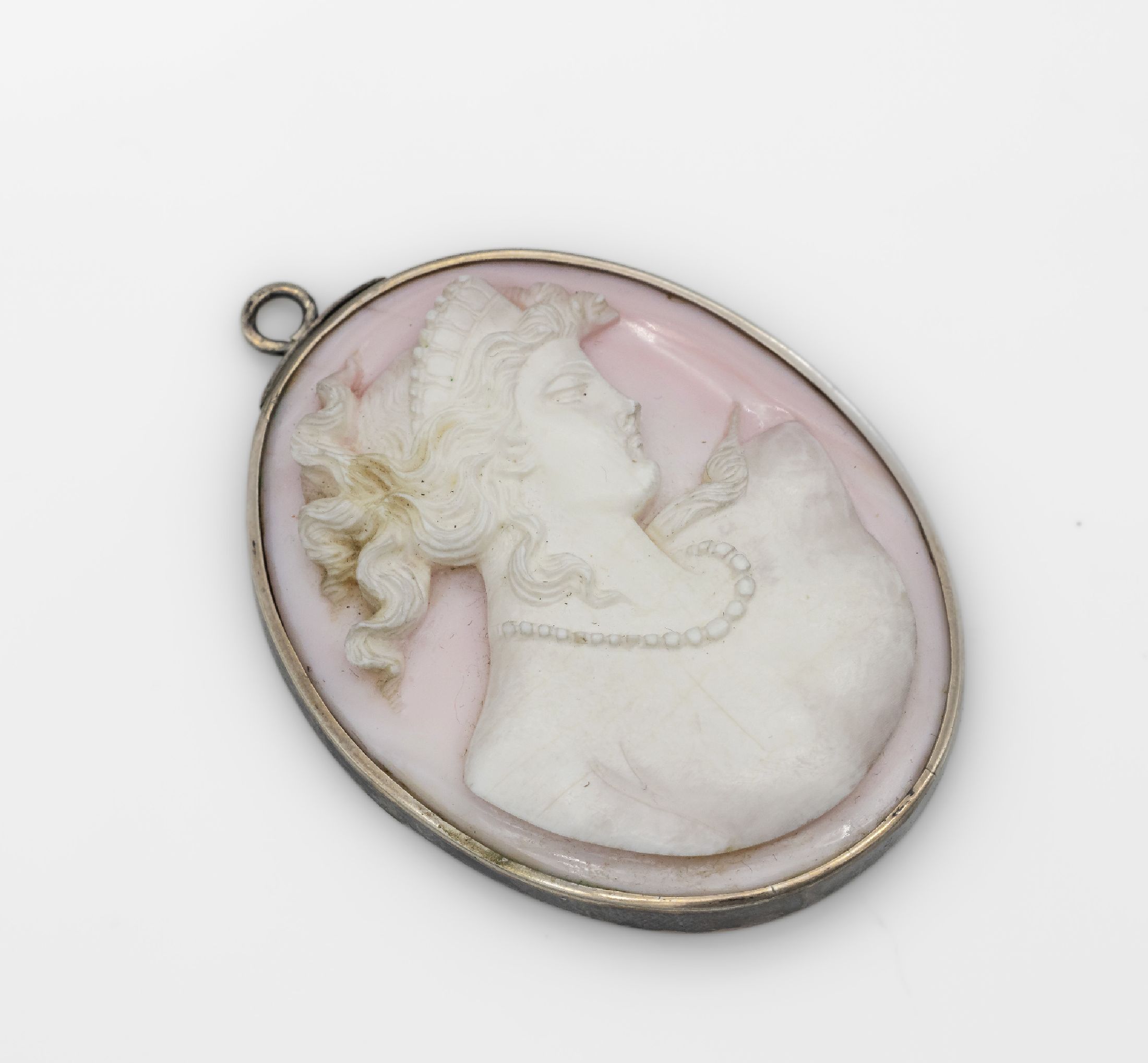 Anhänger mit Engelhautkorallenkamee, Italien um 1910, Silber, Darstellung einer Aphrodite/Venus, Schönheitsgöttin, nach dem Vorbild des 3.Jh v. ...