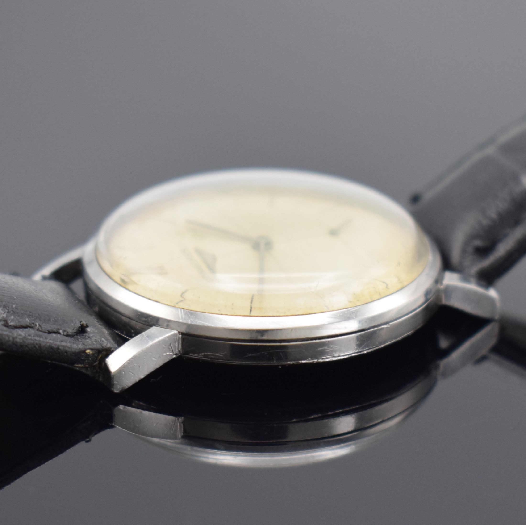 Detail b: LONGINES Herrenarmbanduhr in Stahl Referenz 8903 1, Handaufzug, Schweiz um 1967, Boden & Glasrand aufgedr., silb. Zifferbl. fl./pat., kl. Sek. bei 6, ...