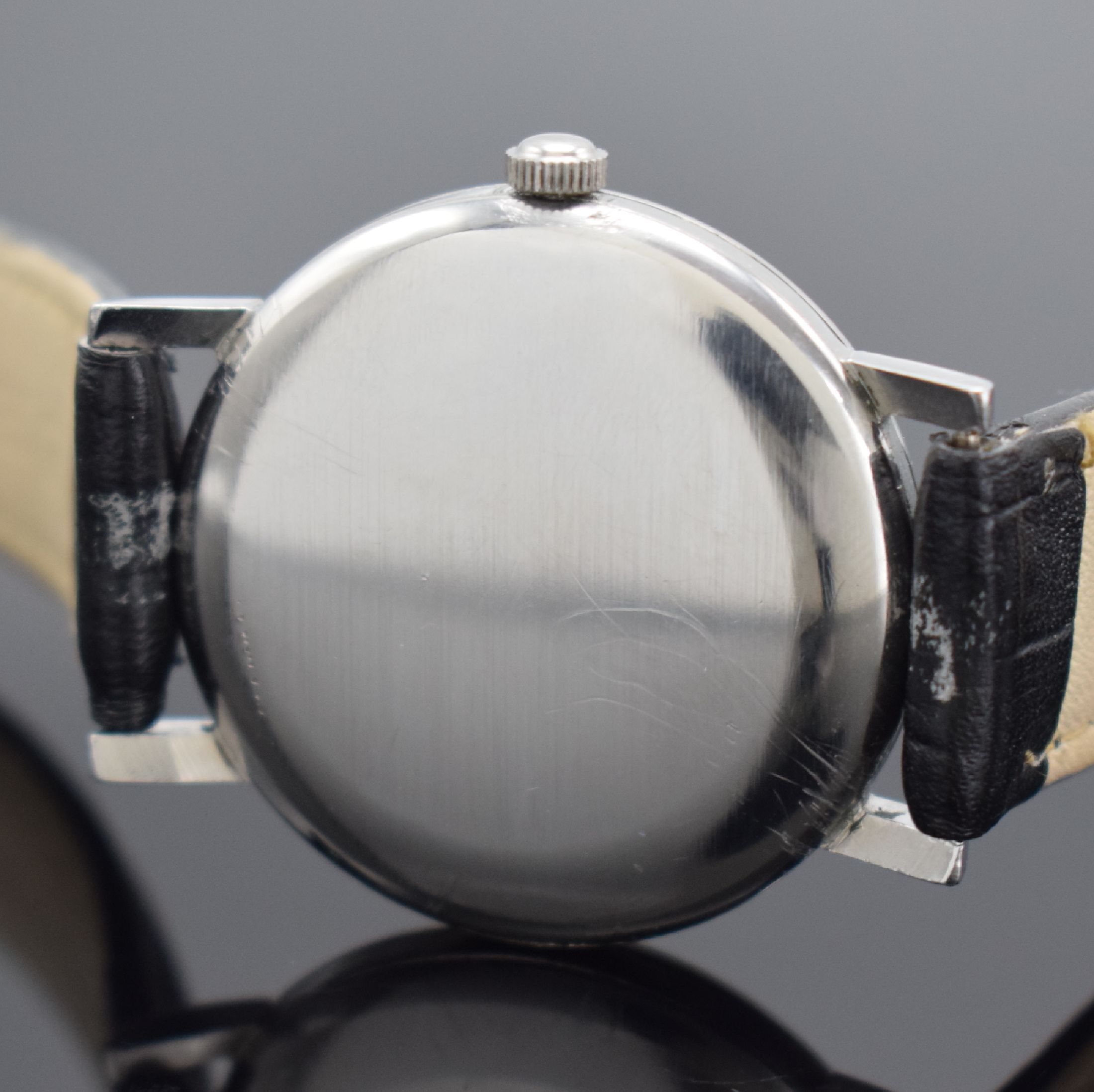 Detail c: LONGINES Herrenarmbanduhr in Stahl Referenz 8903 1, Handaufzug, Schweiz um 1967, Boden & Glasrand aufgedr., silb. Zifferbl. fl./pat., kl. Sek. bei 6, ...