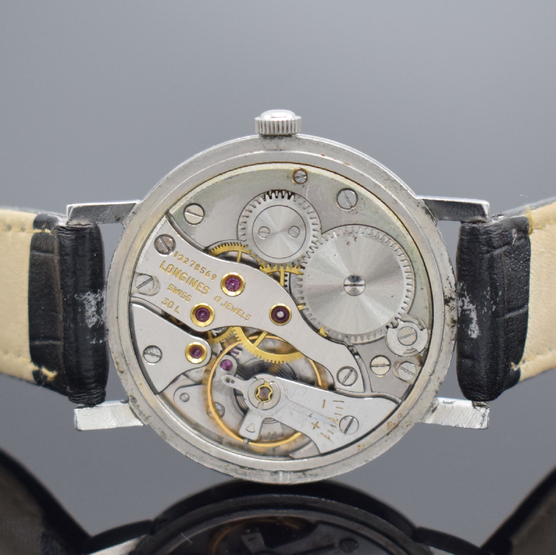 Detail d: LONGINES Herrenarmbanduhr in Stahl Referenz 8903 1, Handaufzug, Schweiz um 1967, Boden & Glasrand aufgedr., silb. Zifferbl. fl./pat., kl. Sek. bei 6, ...