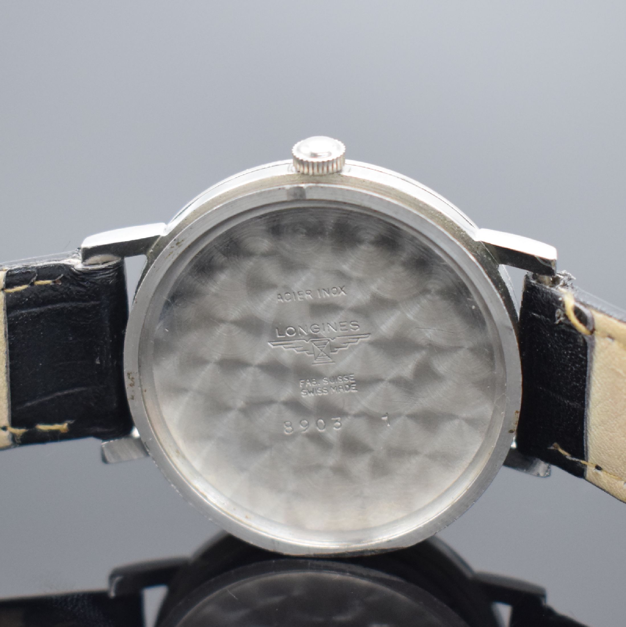 Detail e: LONGINES Herrenarmbanduhr in Stahl Referenz 8903 1, Handaufzug, Schweiz um 1967, Boden & Glasrand aufgedr., silb. Zifferbl. fl./pat., kl. Sek. bei 6, ...