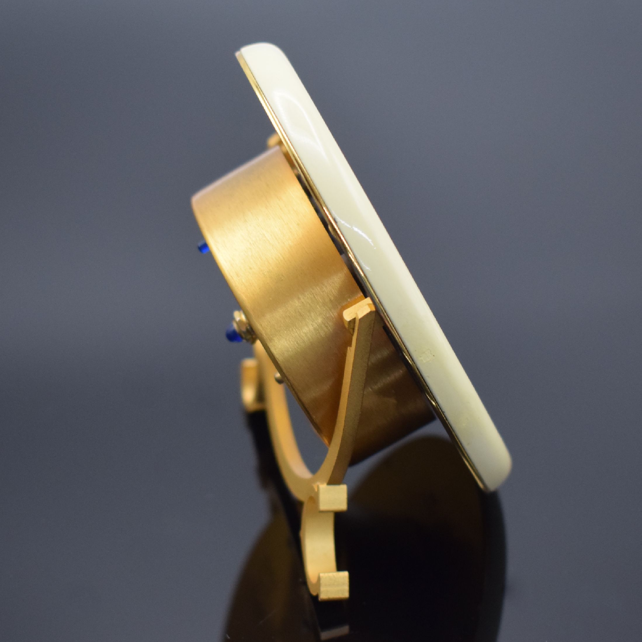 Detail a: CARTIER Paris Tischwecker Serie Baignoire Referenz 7519, Schweiz 1980er Jahre, quarz, verg. Messinggeh. z. T. elfenbeinfarb. lackiert, emailfarb. ...