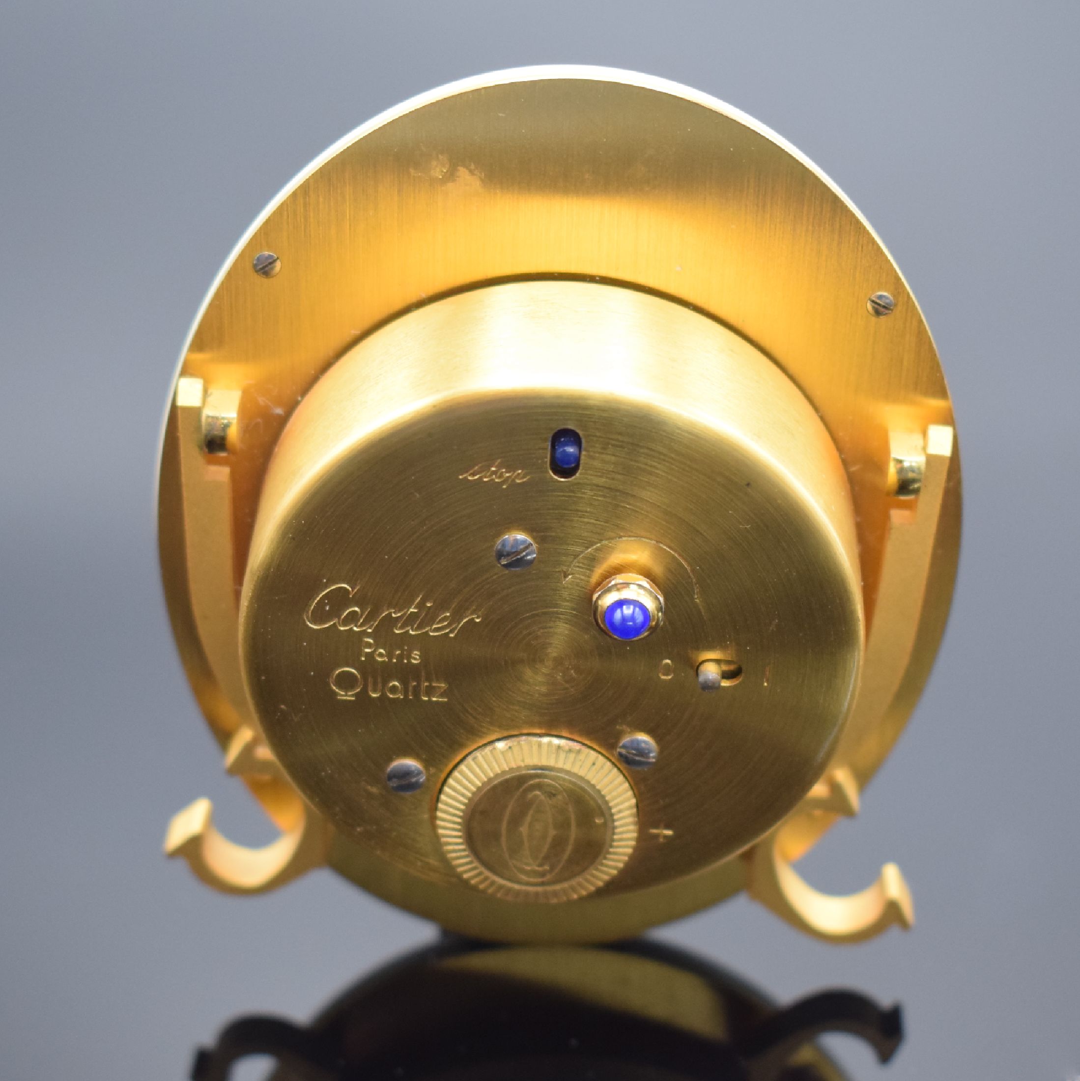 Detail b: CARTIER Paris Tischwecker Serie Baignoire Referenz 7519, Schweiz 1980er Jahre, quarz, verg. Messinggeh. z. T. elfenbeinfarb. lackiert, emailfarb. ...