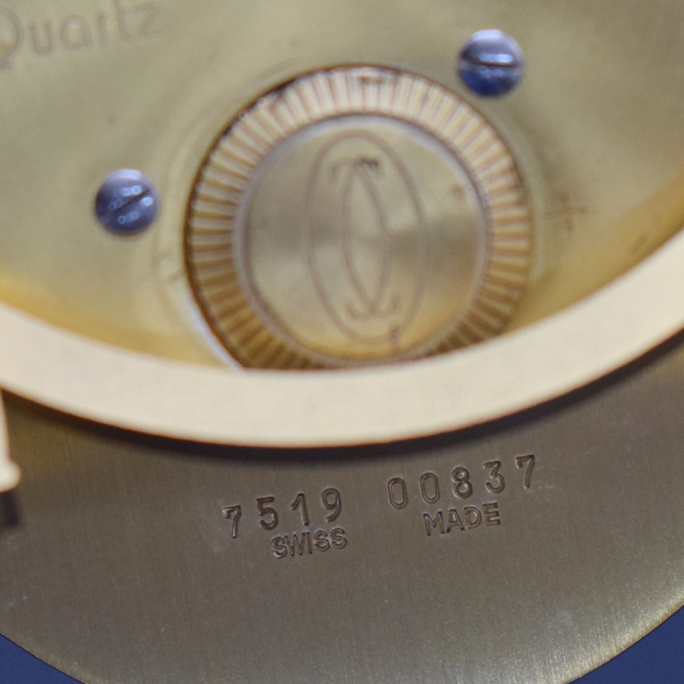 Detail c: CARTIER Paris Tischwecker Serie Baignoire Referenz 7519, Schweiz 1980er Jahre, quarz, verg. Messinggeh. z. T. elfenbeinfarb. lackiert, emailfarb. ...