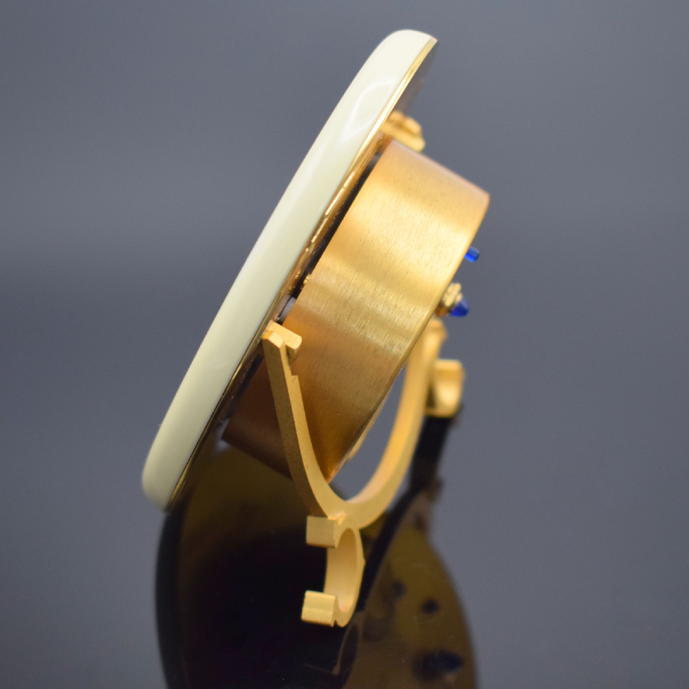 Detail d: CARTIER Paris Tischwecker Serie Baignoire Referenz 7519, Schweiz 1980er Jahre, quarz, verg. Messinggeh. z. T. elfenbeinfarb. lackiert, emailfarb. ...