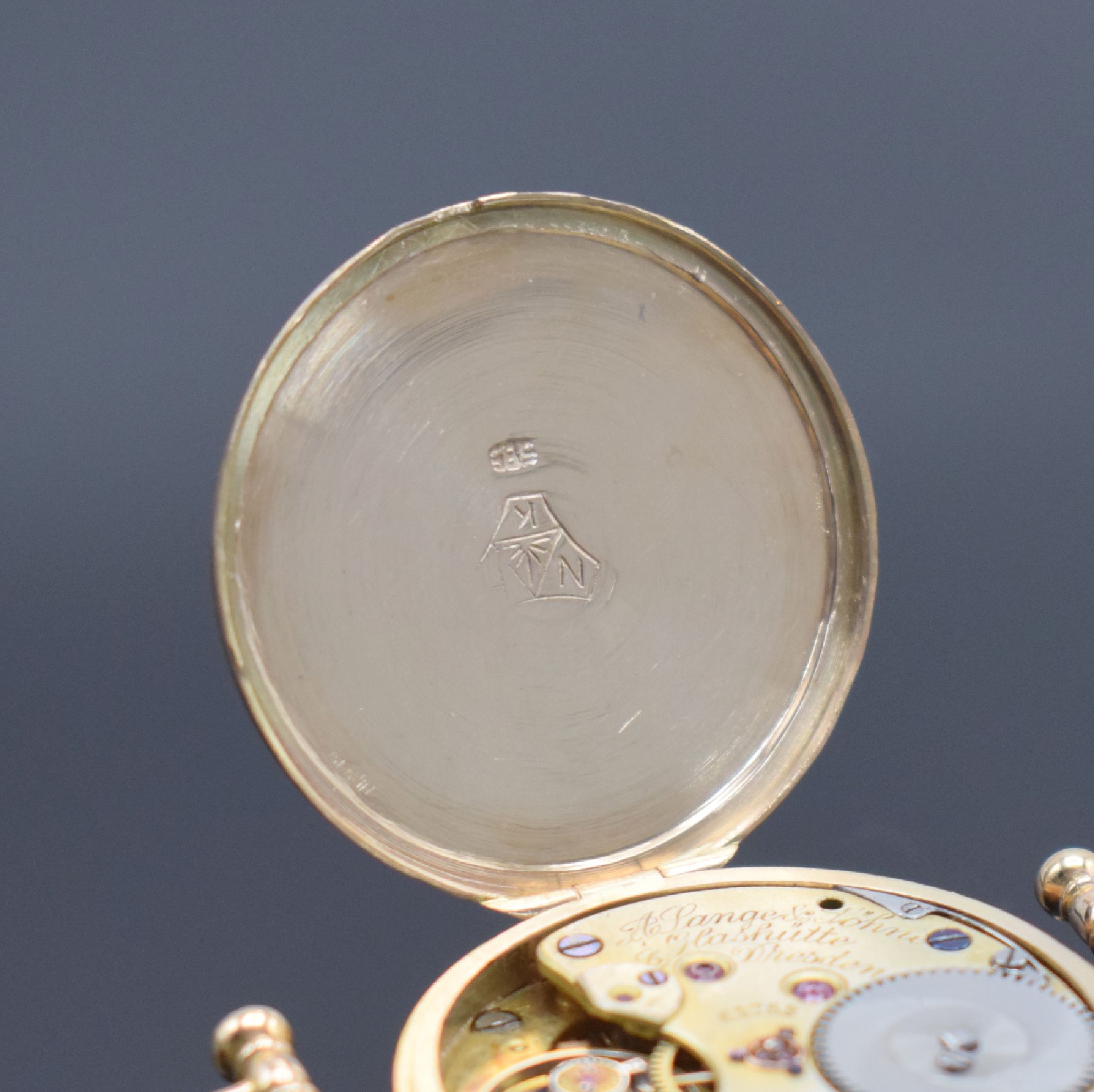 Detail e: A. LANGE & SÖHNE Taschenuhrwerk Nr. 62753 im neutralen RG 585/000 Gehäuse, Werk Deutschland um 1910, neutr. Scharniergeh. m. bewegl. Bandanst., ...