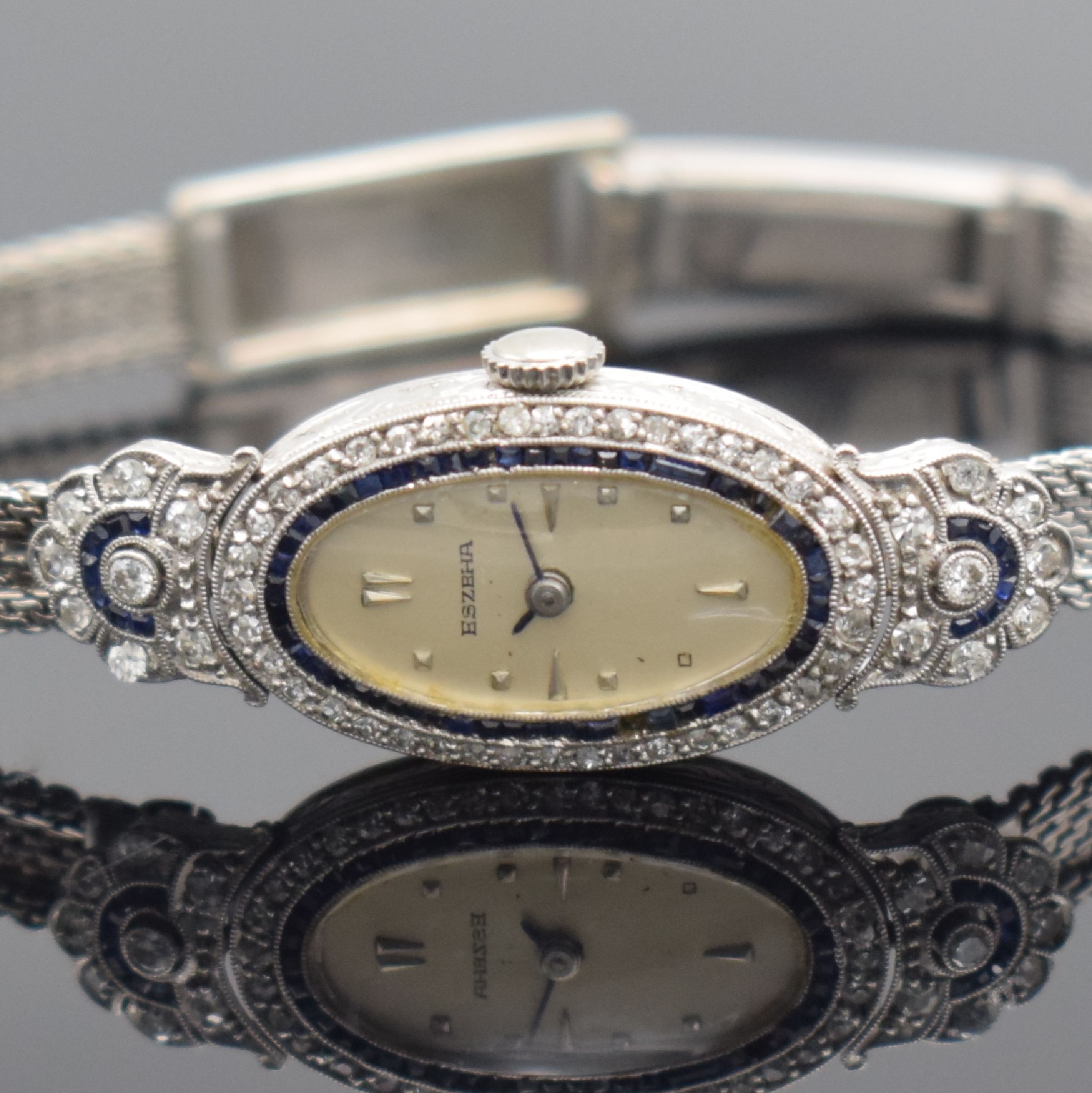 Detail a: ESZEHA Art Deco Damenuhr in Platin an neutralem WG 585/000 Band, Handaufzug, Schweiz um 1940, Scharniergeh. aufw. m. Diamanten & Saphiren bes. (z. T. ...