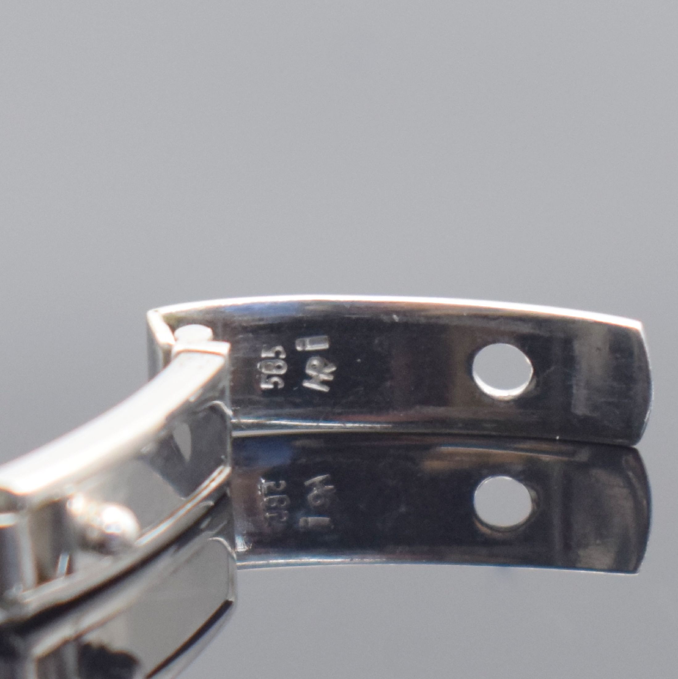 Detail b: ESZEHA Art Deco Damenuhr in Platin an neutralem WG 585/000 Band, Handaufzug, Schweiz um 1940, Scharniergeh. aufw. m. Diamanten & Saphiren bes. (z. T. ...