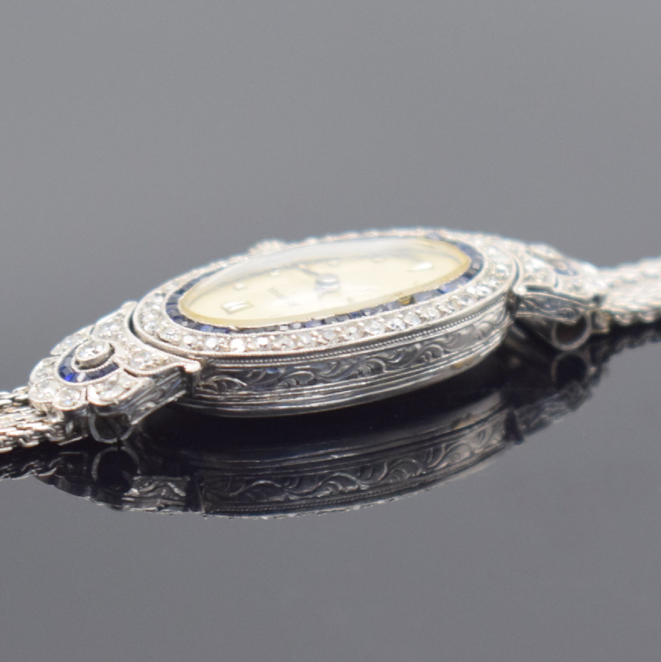 Detail c: ESZEHA Art Deco Damenuhr in Platin an neutralem WG 585/000 Band, Handaufzug, Schweiz um 1940, Scharniergeh. aufw. m. Diamanten & Saphiren bes. (z. T. ...