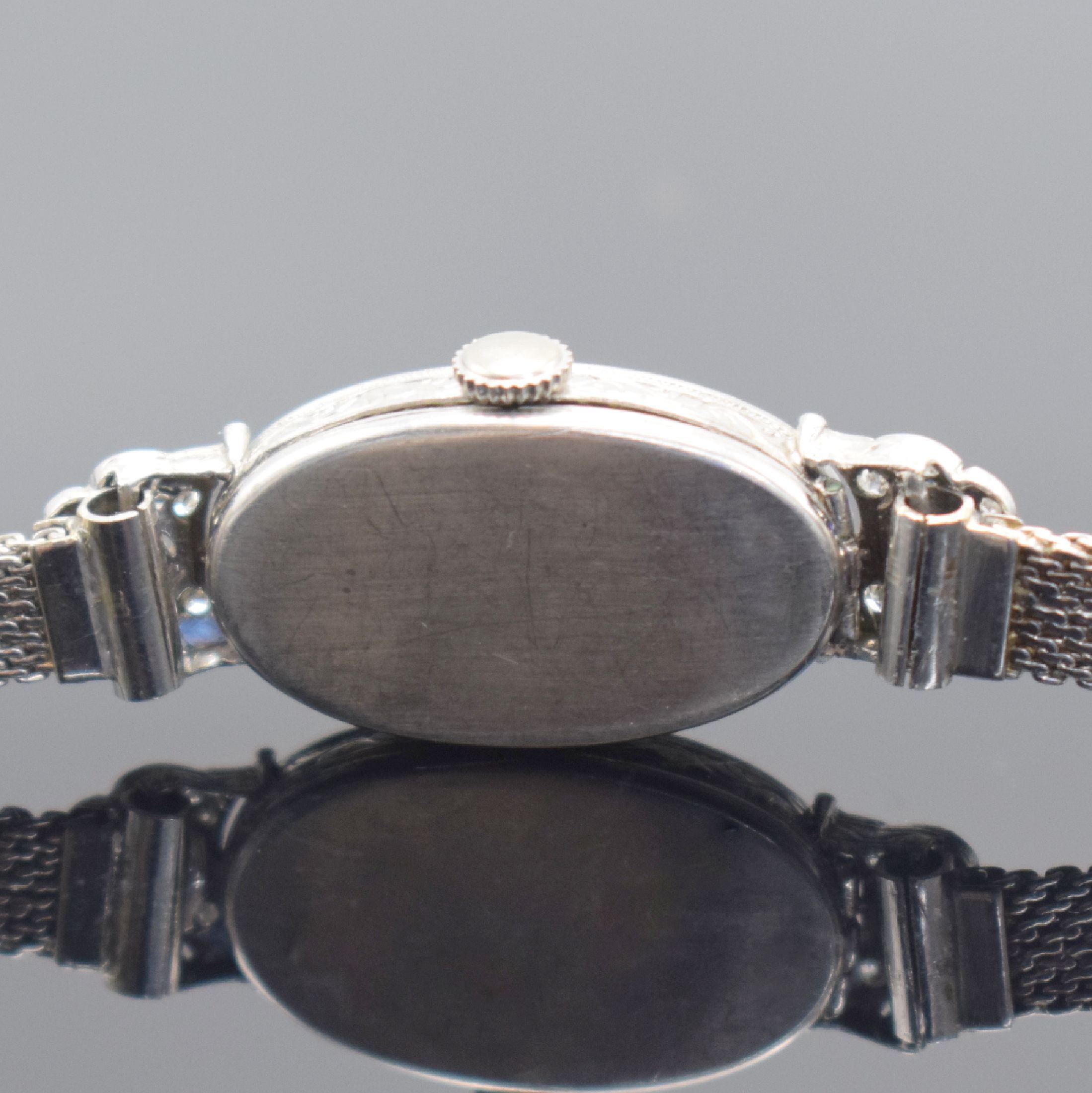 Detail d: ESZEHA Art Deco Damenuhr in Platin an neutralem WG 585/000 Band, Handaufzug, Schweiz um 1940, Scharniergeh. aufw. m. Diamanten & Saphiren bes. (z. T. ...