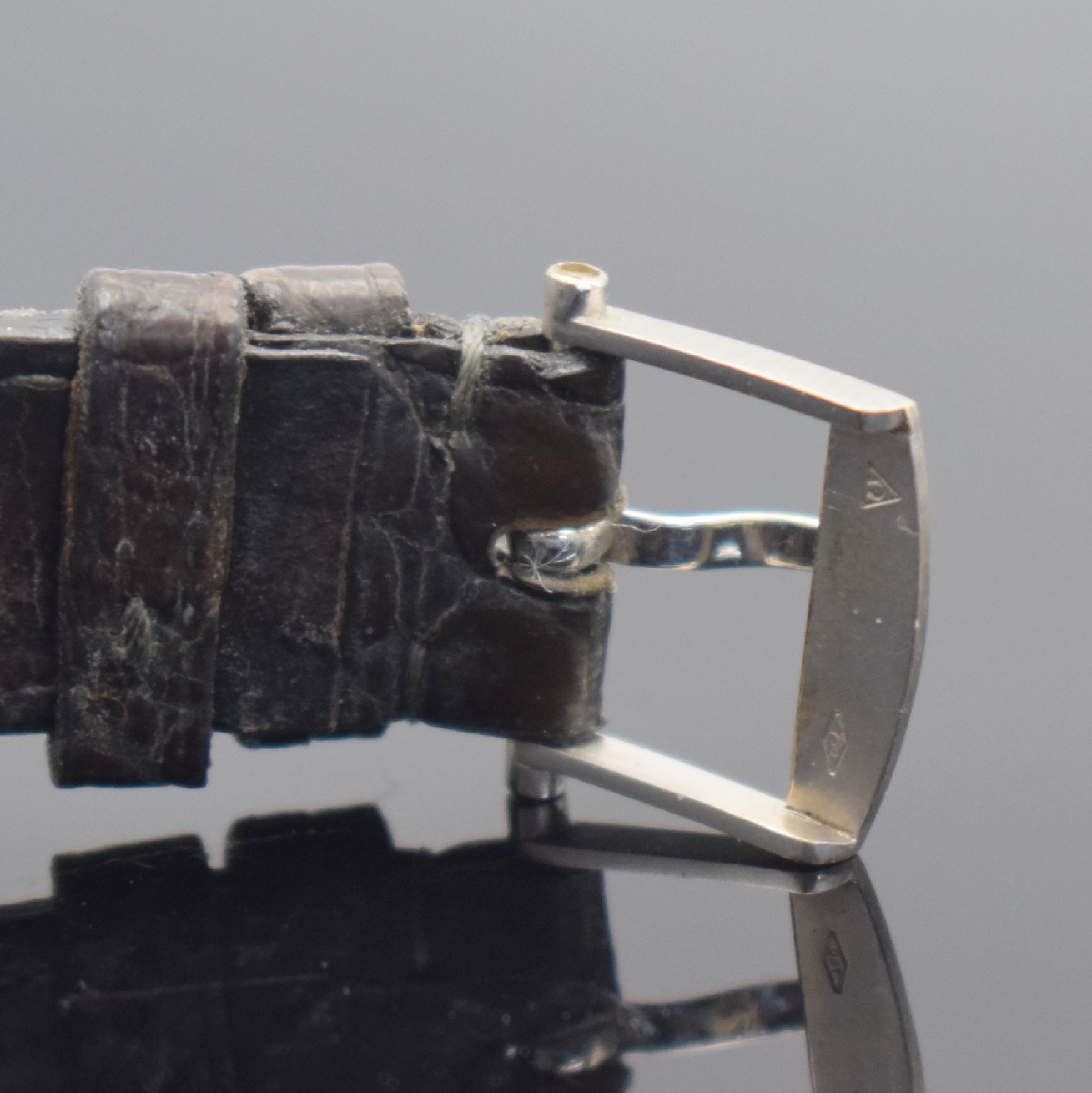Detail b: OMEGA seltene Armbanduhr Referenz 191923 BZ in Platin, Schweiz um 1985, quarz, 2-teil. Platingeh., Boden 4-fach verschr., orig. Lederband m. orig. WG ...