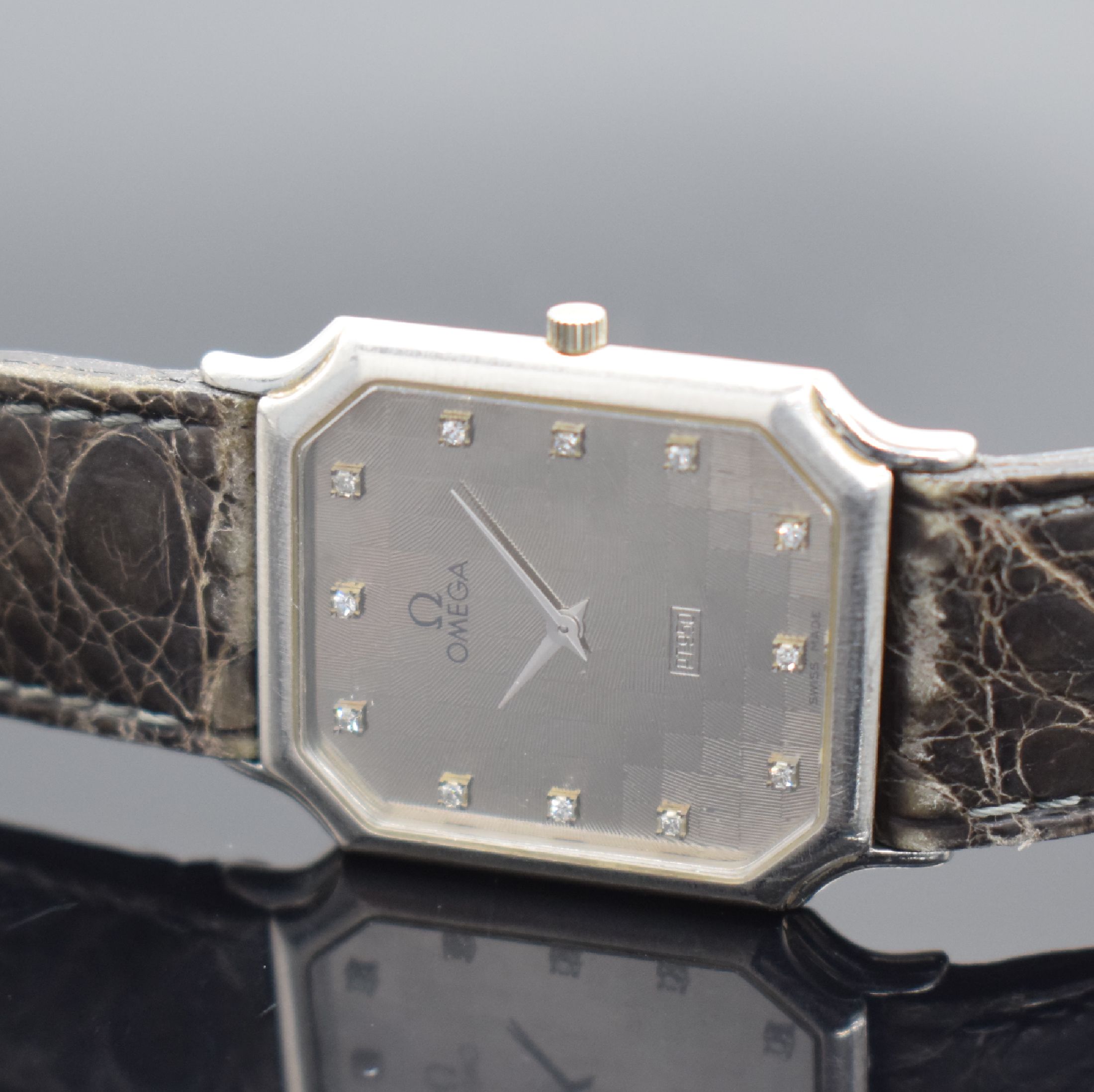 Detail c: OMEGA seltene Armbanduhr Referenz 191923 BZ in Platin, Schweiz um 1985, quarz, 2-teil. Platingeh., Boden 4-fach verschr., orig. Lederband m. orig. WG ...