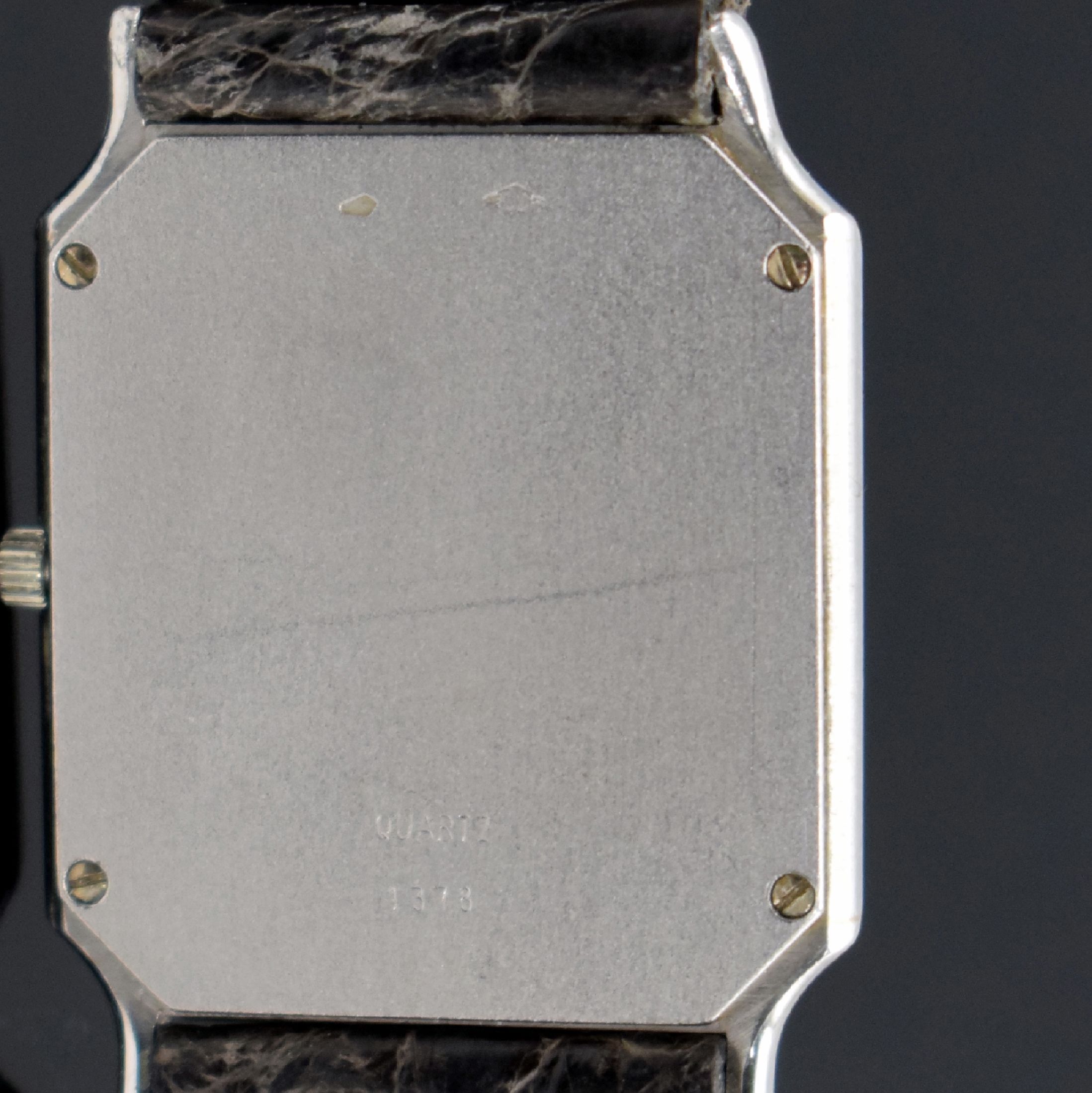 Detail e: OMEGA seltene Armbanduhr Referenz 191923 BZ in Platin, Schweiz um 1985, quarz, 2-teil. Platingeh., Boden 4-fach verschr., orig. Lederband m. orig. WG ...