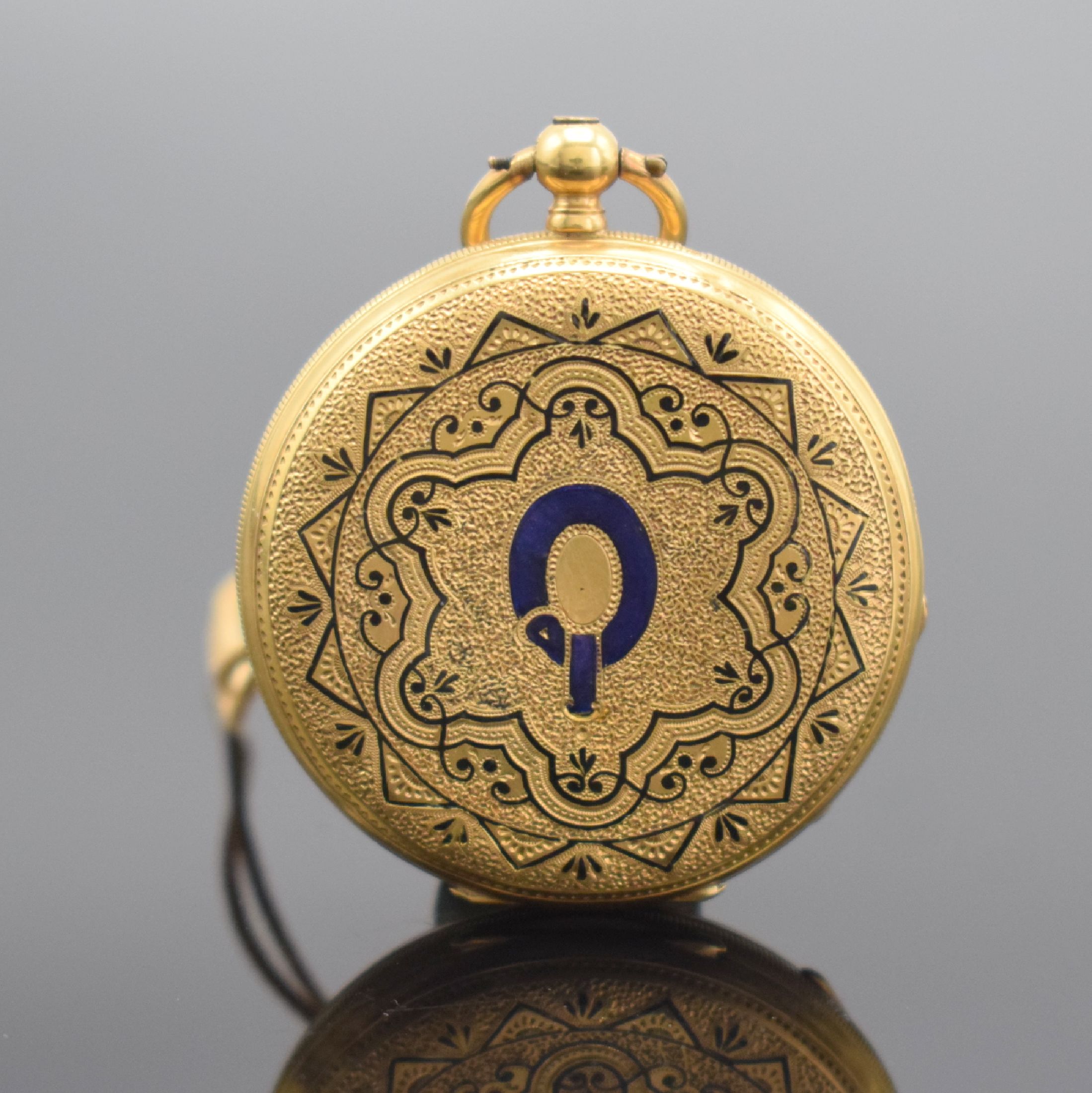 Detail a: Offene Zylindertaschenuhr in GG 750/000, Schweiz um 1860, Schlüsselaufzug, z. T. emaill. & sym. guill. Boden dell., vers. Scharniere, Münzrand ...
