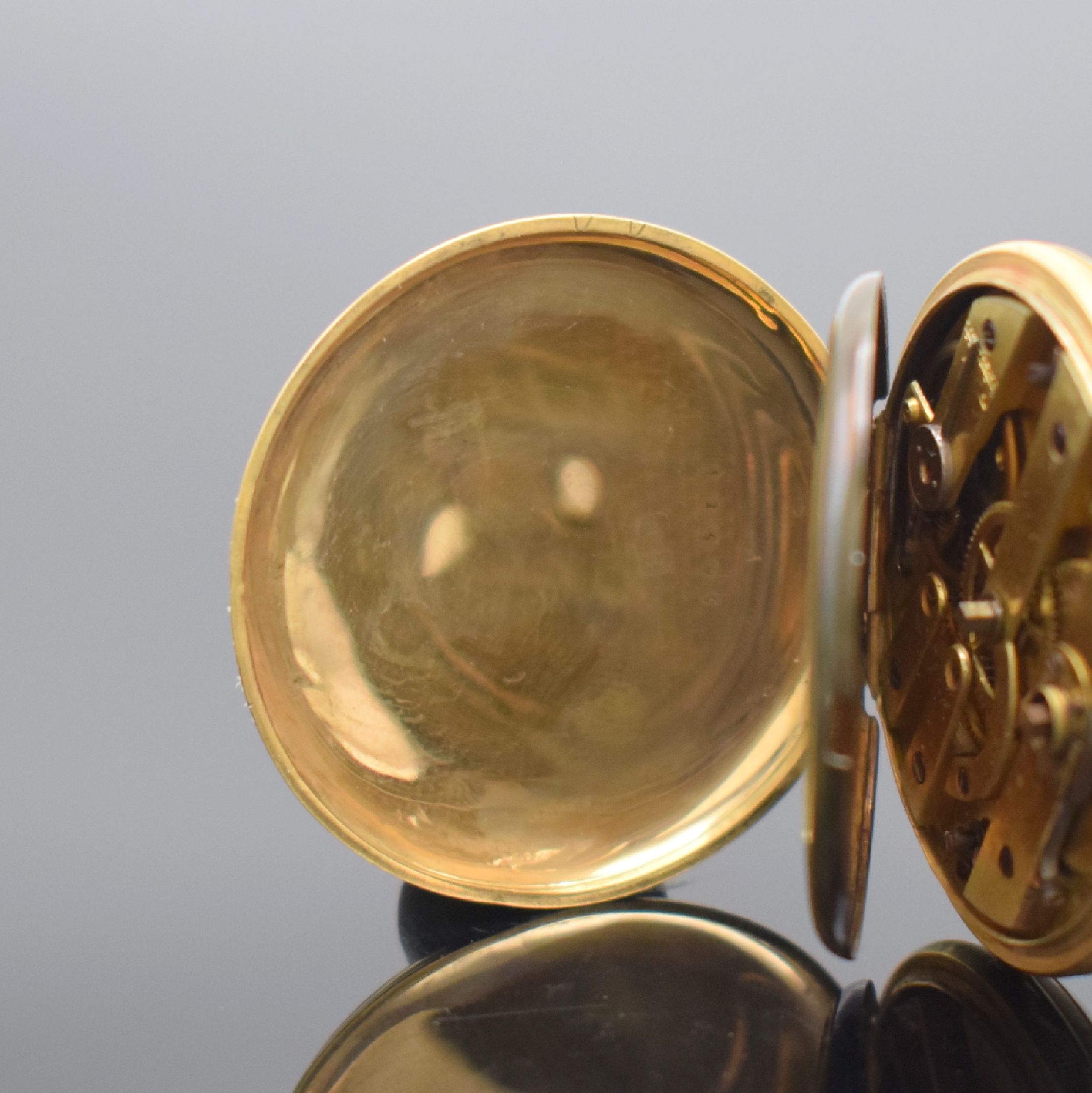 Detail b: Offene Zylindertaschenuhr in GG 750/000, Schweiz um 1860, Schlüsselaufzug, z. T. emaill. & sym. guill. Boden dell., vers. Scharniere, Münzrand ...