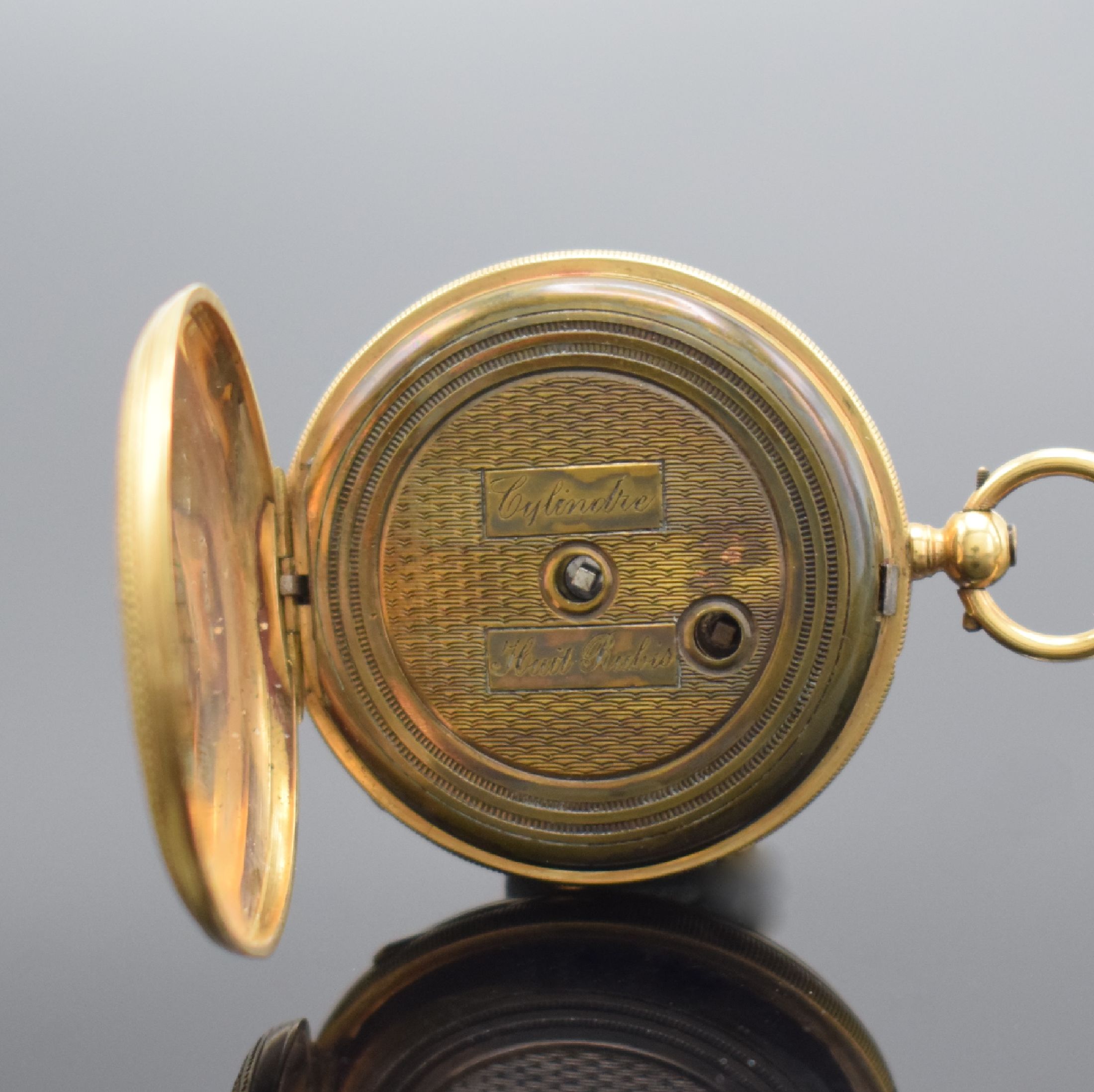 Detail c: Offene Zylindertaschenuhr in GG 750/000, Schweiz um 1860, Schlüsselaufzug, z. T. emaill. & sym. guill. Boden dell., vers. Scharniere, Münzrand ...
