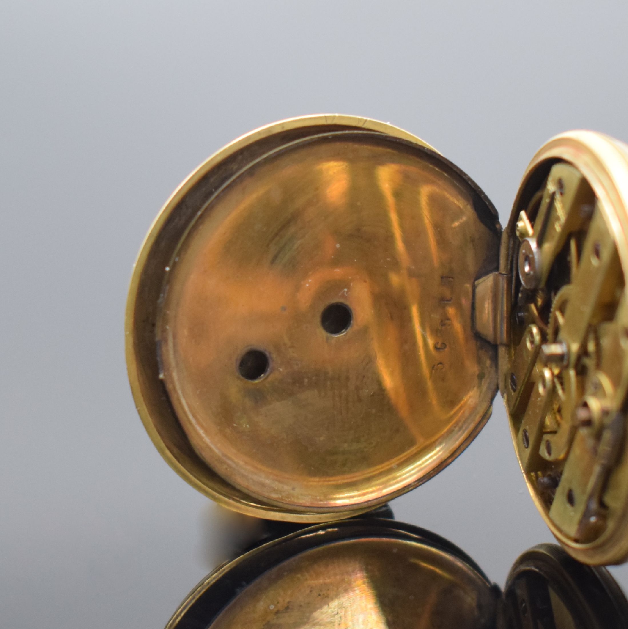 Detail d: Offene Zylindertaschenuhr in GG 750/000, Schweiz um 1860, Schlüsselaufzug, z. T. emaill. & sym. guill. Boden dell., vers. Scharniere, Münzrand ...