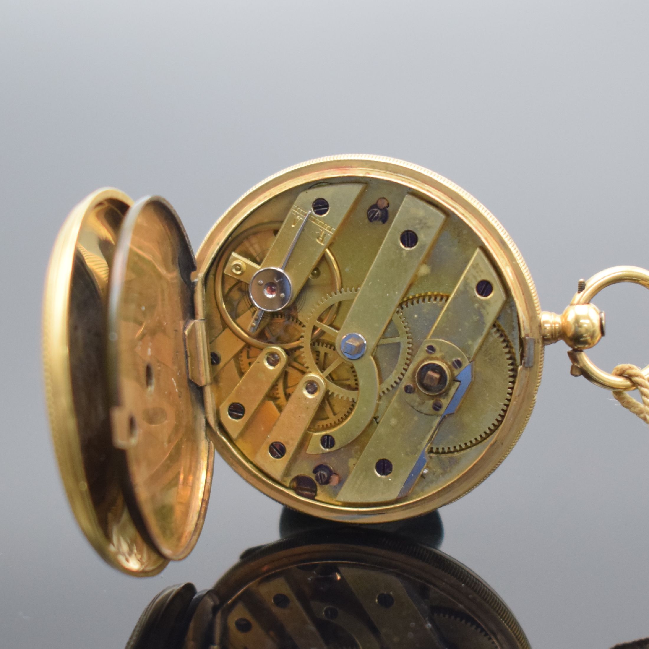 Detail e: Offene Zylindertaschenuhr in GG 750/000, Schweiz um 1860, Schlüsselaufzug, z. T. emaill. & sym. guill. Boden dell., vers. Scharniere, Münzrand ...