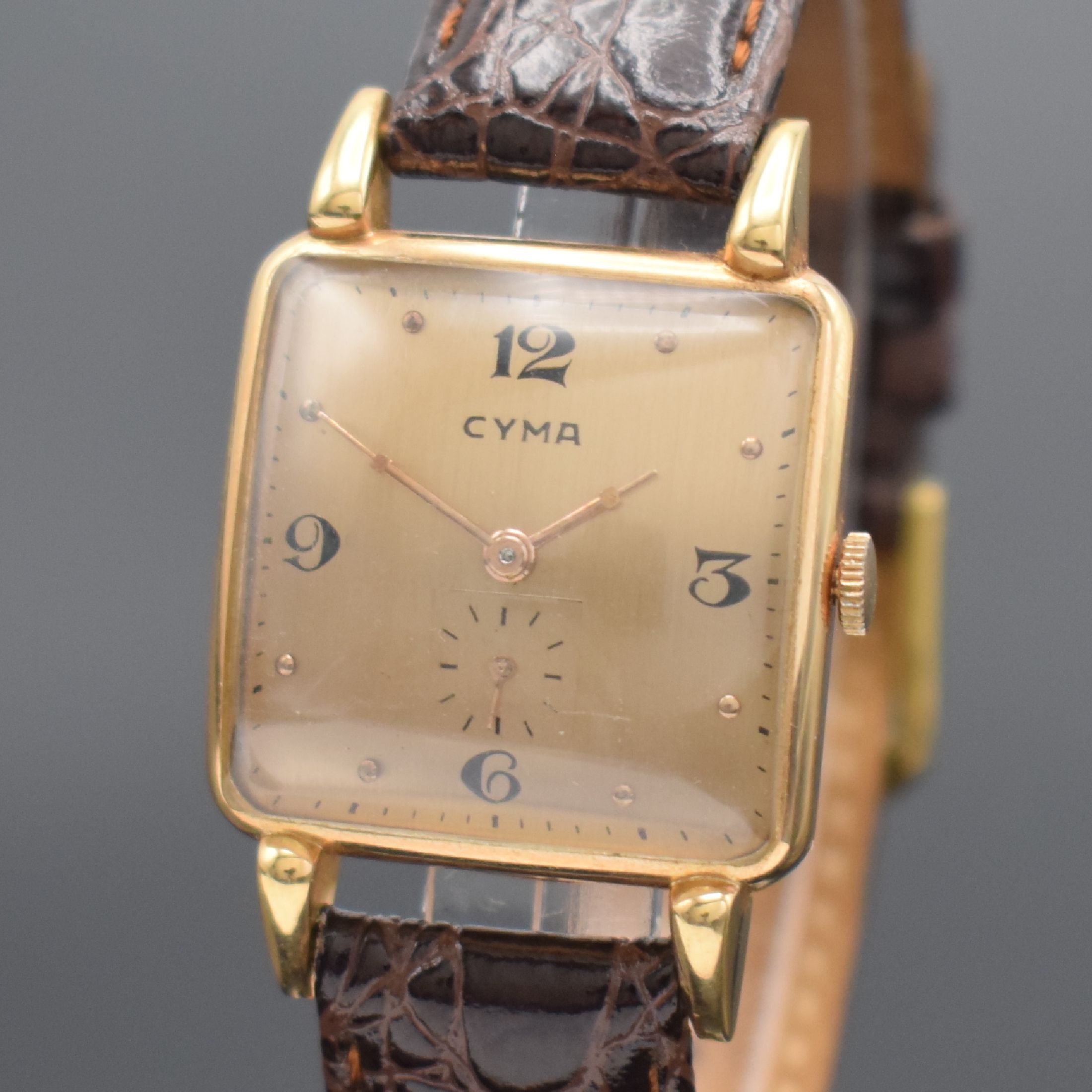 Detail a: CYMA Armbanduhr in RoseG 585/000, Handaufzug, Schweiz um 1950, 2-teil. Geh., Boden aufgedr., bet. Bandanst., lachsfarb. Zifferbl., Anz. v. Std., Min. ...