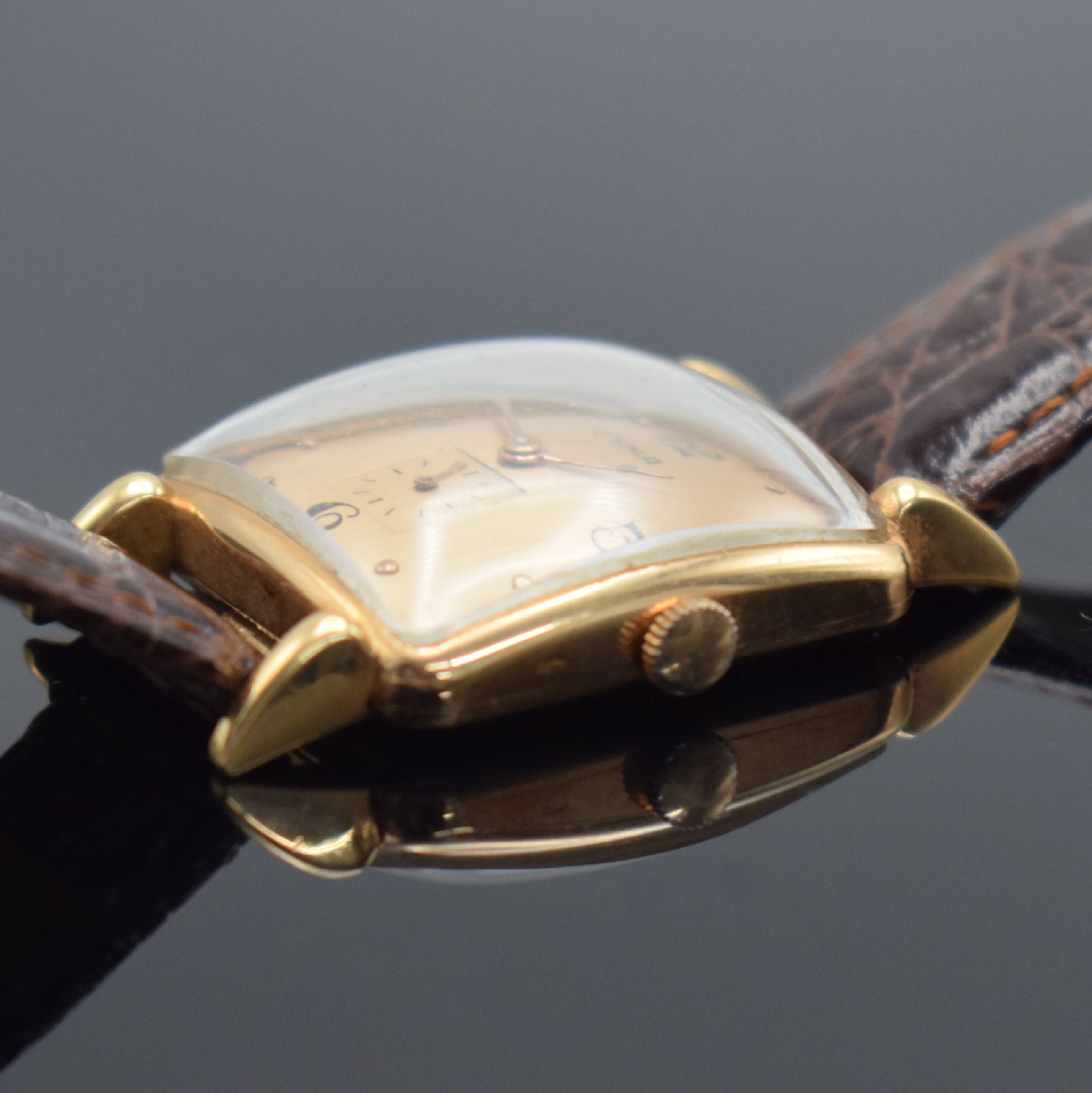 Detail b: CYMA Armbanduhr in RoseG 585/000, Handaufzug, Schweiz um 1950, 2-teil. Geh., Boden aufgedr., bet. Bandanst., lachsfarb. Zifferbl., Anz. v. Std., Min. ...