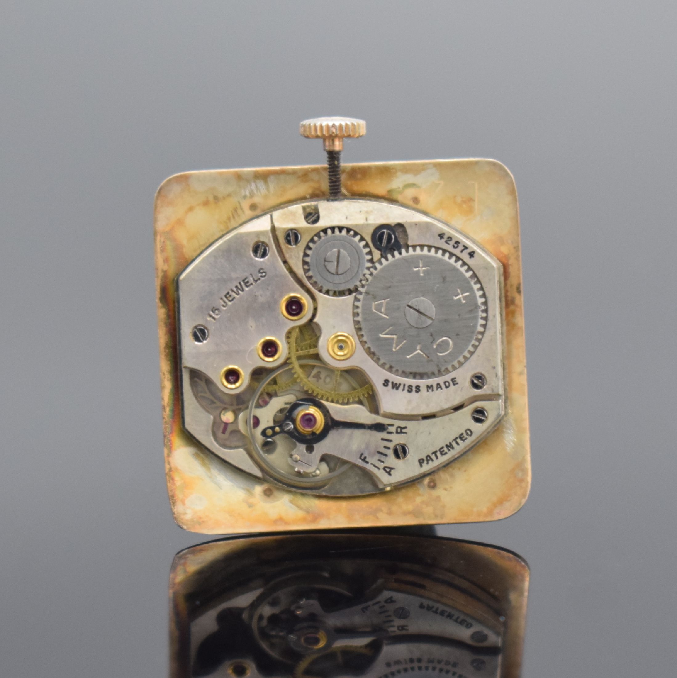 Detail d: CYMA Armbanduhr in RoseG 585/000, Handaufzug, Schweiz um 1950, 2-teil. Geh., Boden aufgedr., bet. Bandanst., lachsfarb. Zifferbl., Anz. v. Std., Min. ...