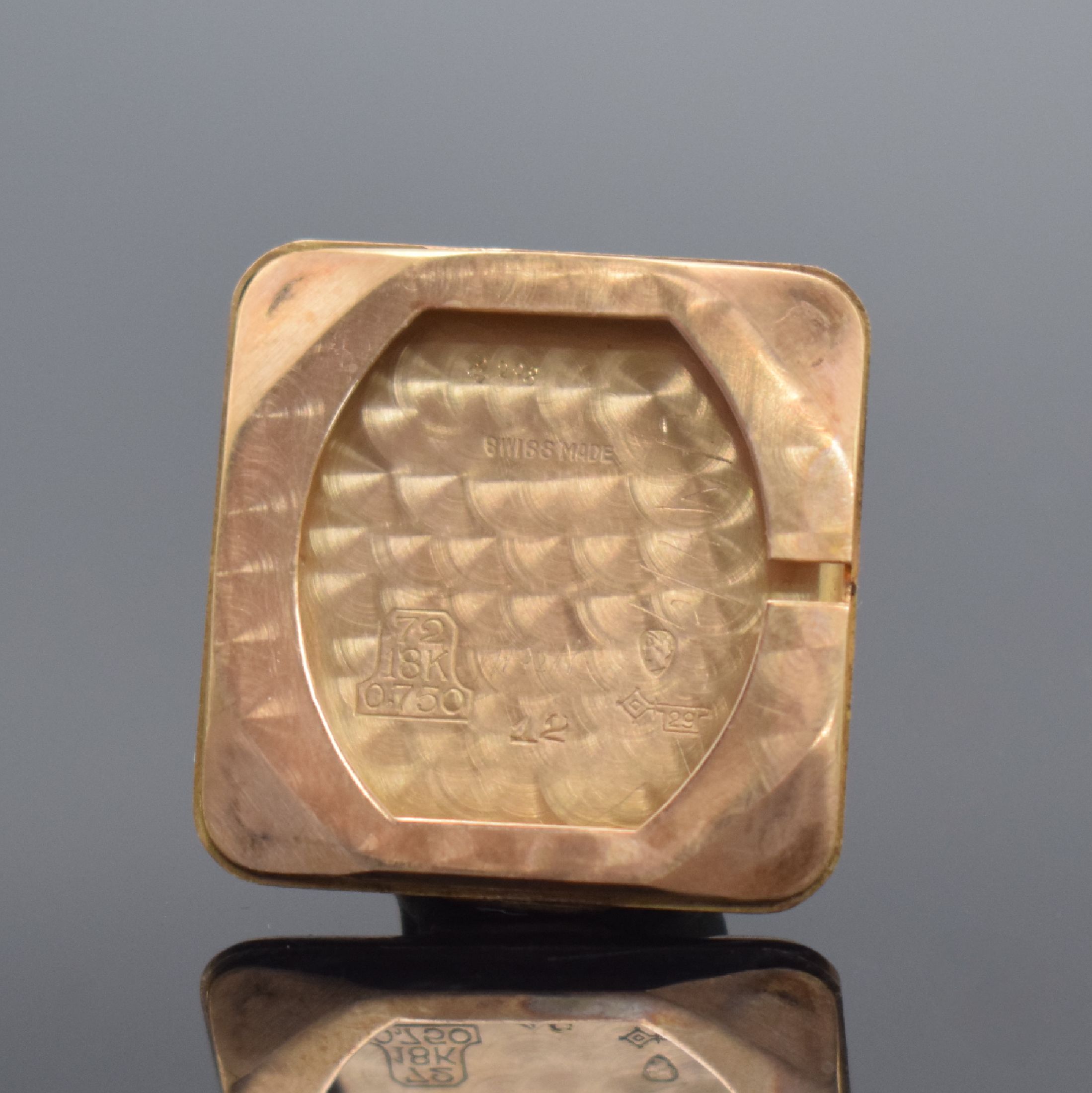 Detail e: CYMA Armbanduhr in RoseG 585/000, Handaufzug, Schweiz um 1950, 2-teil. Geh., Boden aufgedr., bet. Bandanst., lachsfarb. Zifferbl., Anz. v. Std., Min. ...
