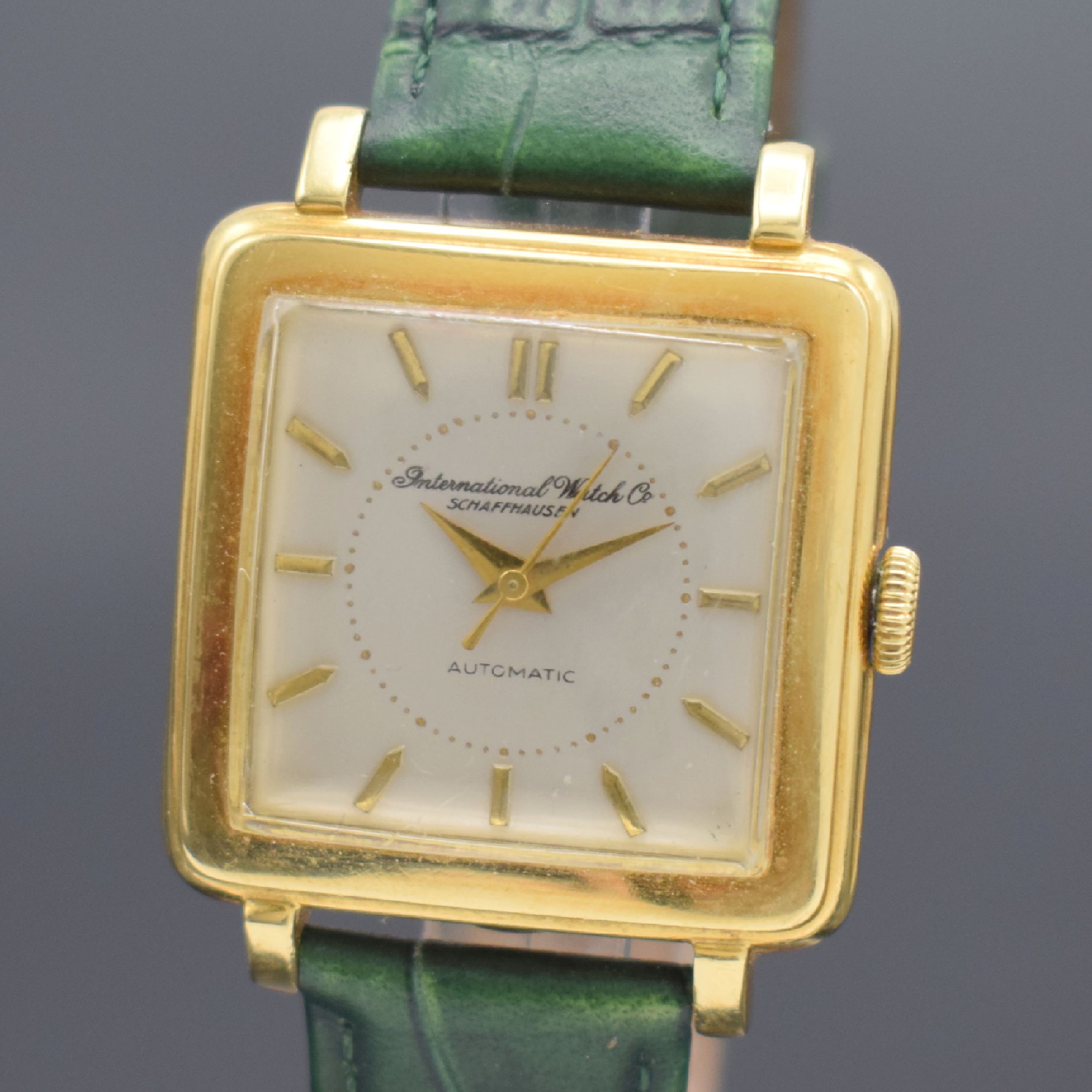 Detail a: IWC quadratische Herrenarmbanduhr in GG 750/000, Schweiz um 1953, Automatik, Boden aufgedr., silb. Zifferbl. rest., gold. Std. Ind. & Zeiger, Kal. ...