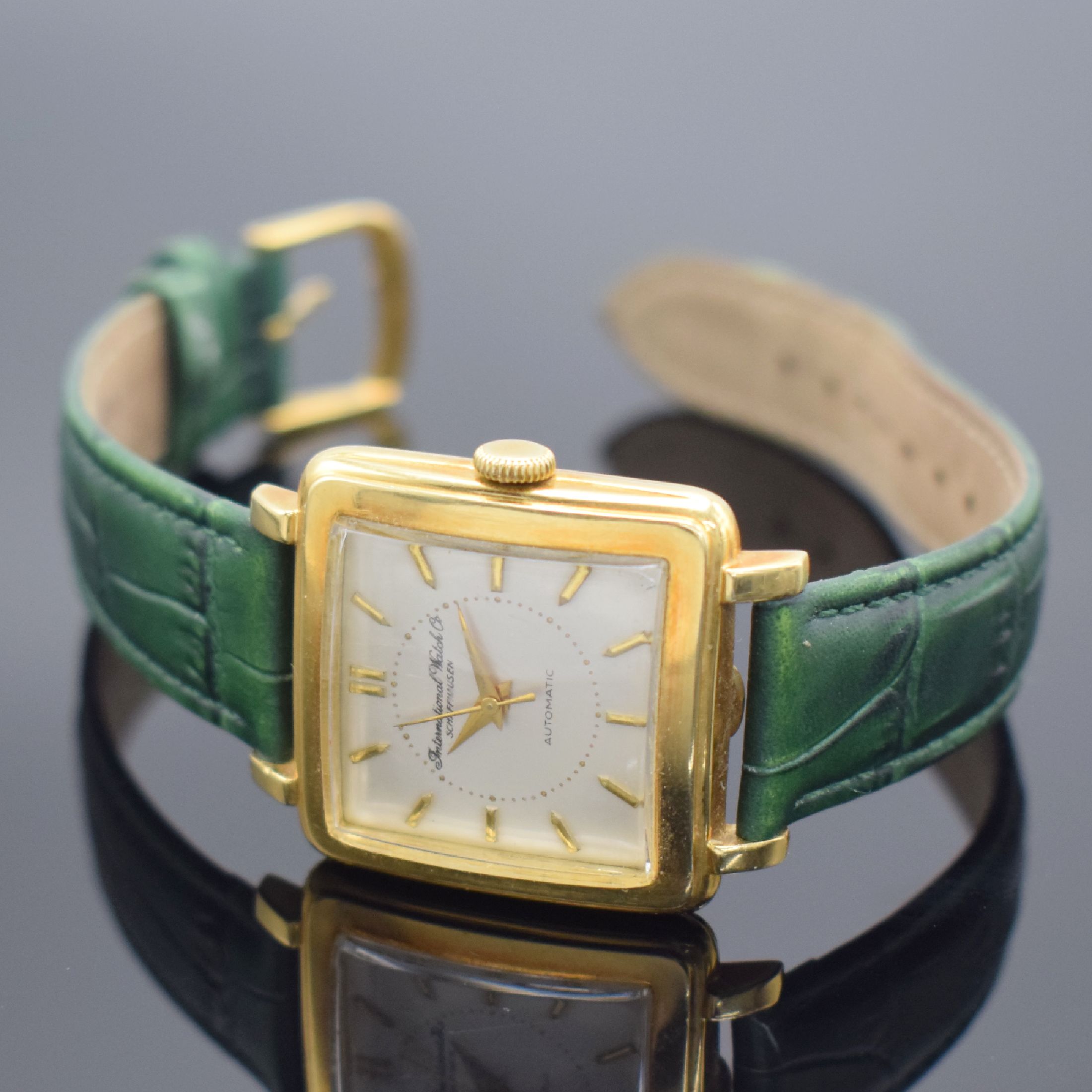 Detail b: IWC quadratische Herrenarmbanduhr in GG 750/000, Schweiz um 1953, Automatik, Boden aufgedr., silb. Zifferbl. rest., gold. Std. Ind. & Zeiger, Kal. ...