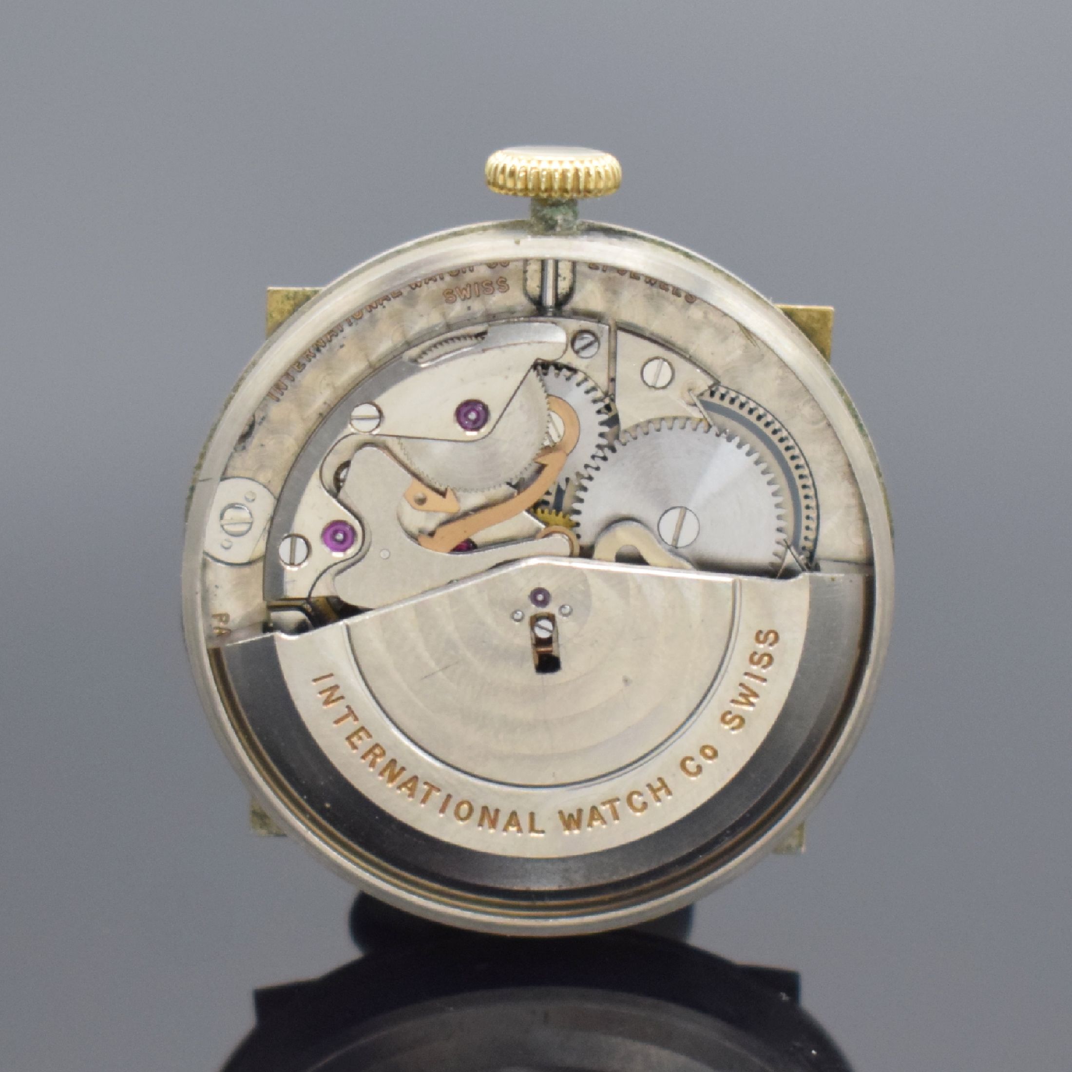 Detail d: IWC quadratische Herrenarmbanduhr in GG 750/000, Schweiz um 1953, Automatik, Boden aufgedr., silb. Zifferbl. rest., gold. Std. Ind. & Zeiger, Kal. ...