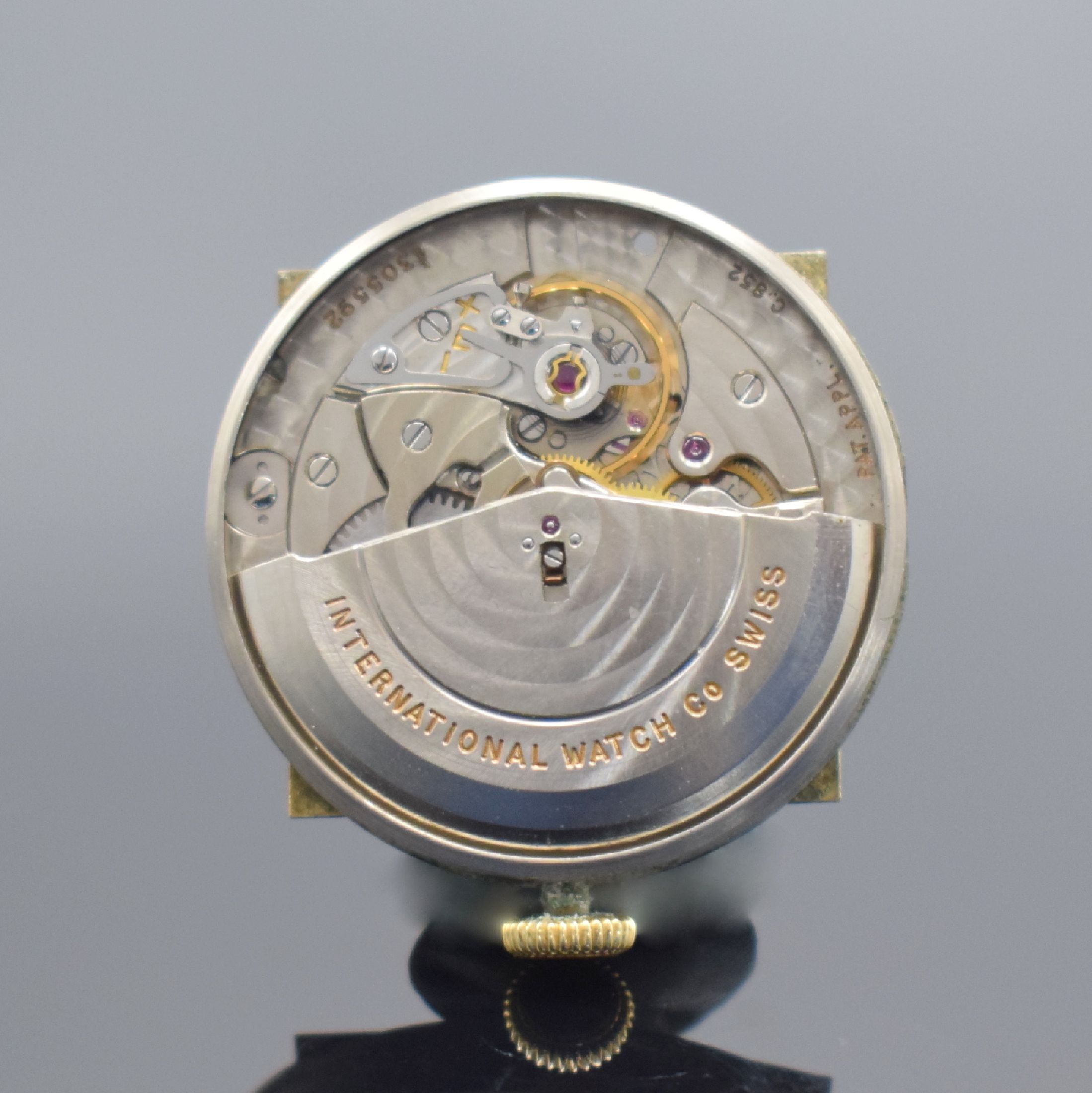 Detail e: IWC quadratische Herrenarmbanduhr in GG 750/000, Schweiz um 1953, Automatik, Boden aufgedr., silb. Zifferbl. rest., gold. Std. Ind. & Zeiger, Kal. ...