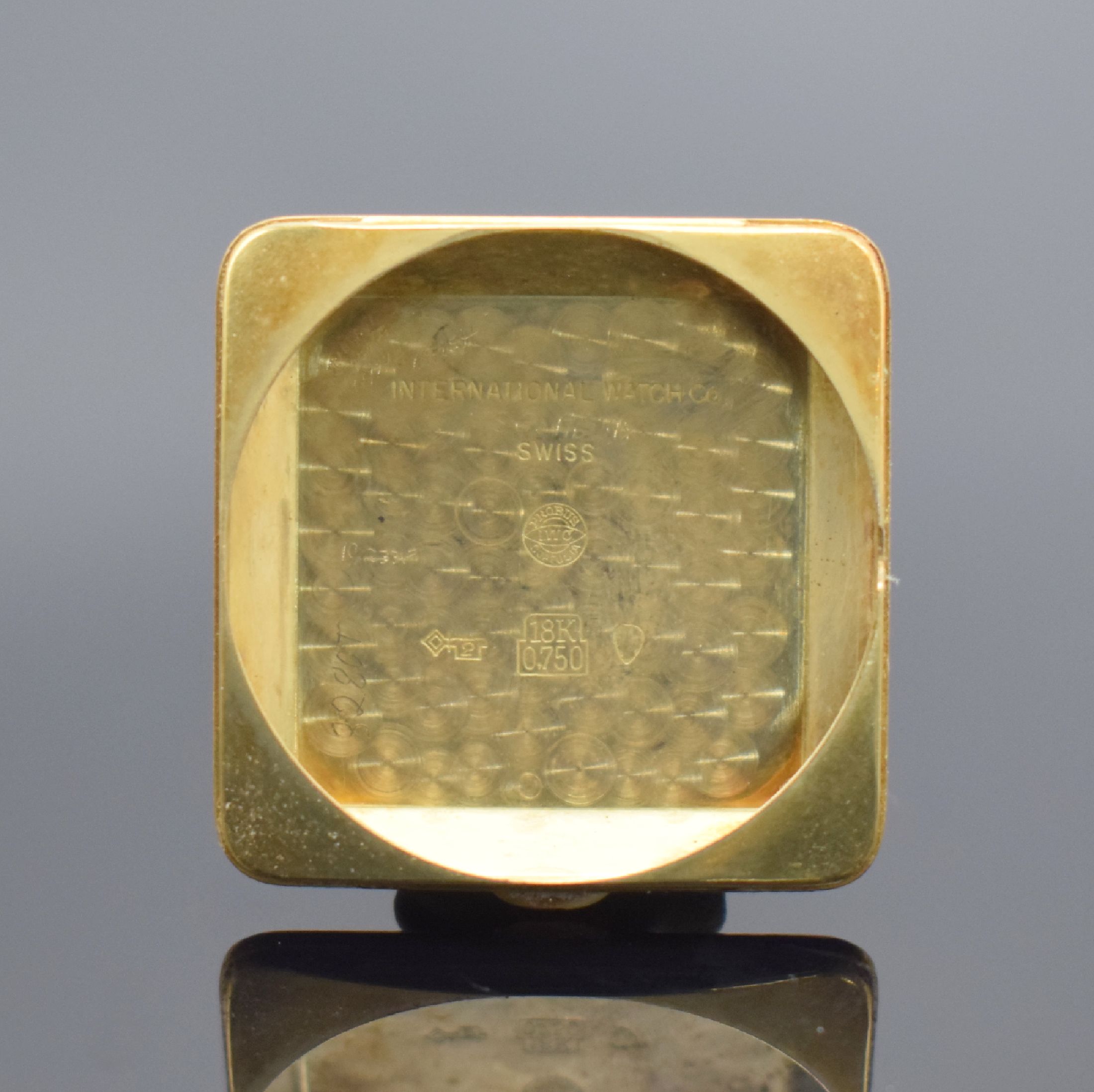 Detail f: IWC quadratische Herrenarmbanduhr in GG 750/000, Schweiz um 1953, Automatik, Boden aufgedr., silb. Zifferbl. rest., gold. Std. Ind. & Zeiger, Kal. ...