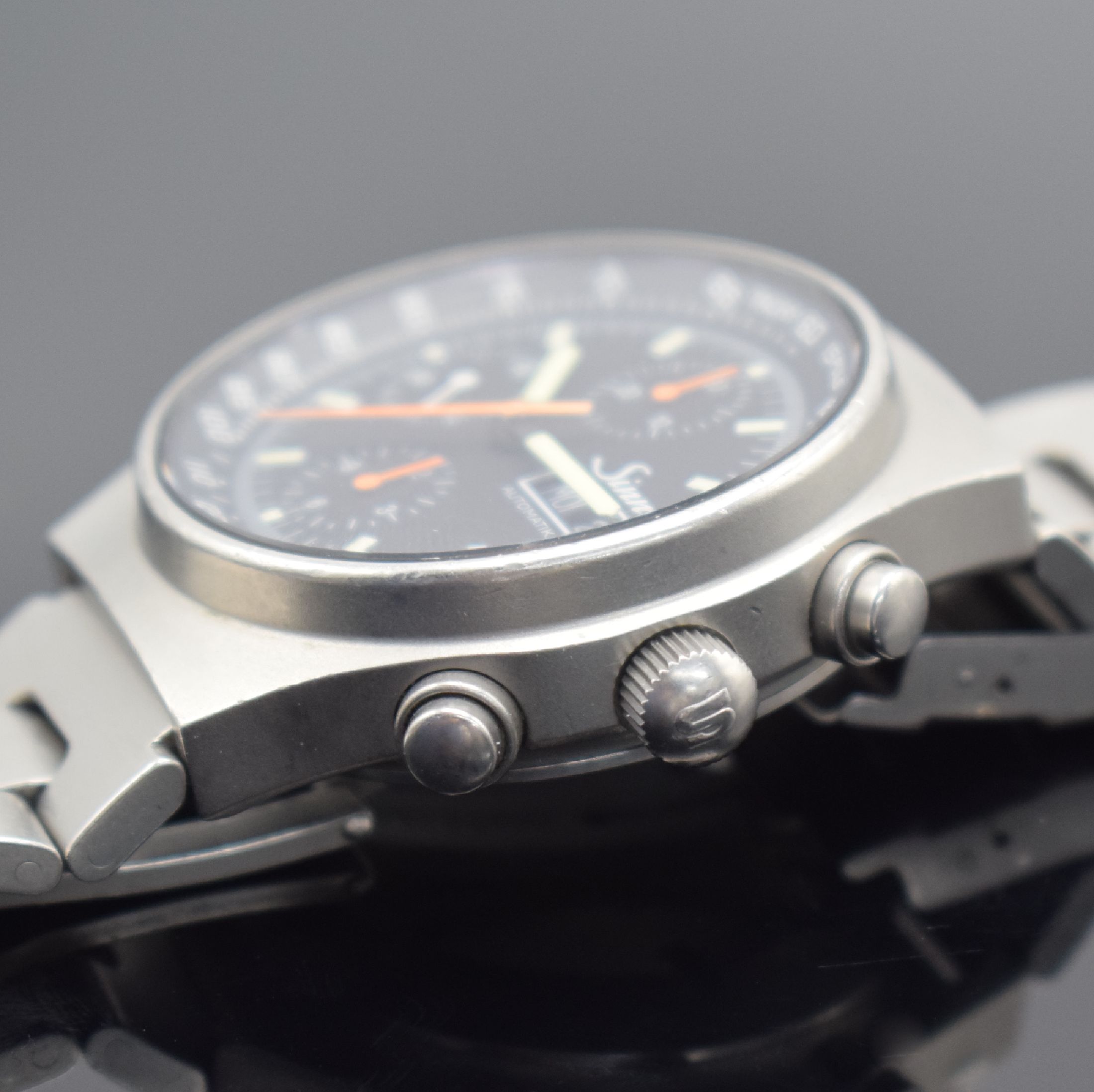 Detail e: SINN Herrenarmbanduhr mit Chronograph in Stahl, Schweiz um 1995, Automatik, matt. Edelstahlgeh. inkl. orig. Gliederband m. Faltschl., Boden & Krone ...