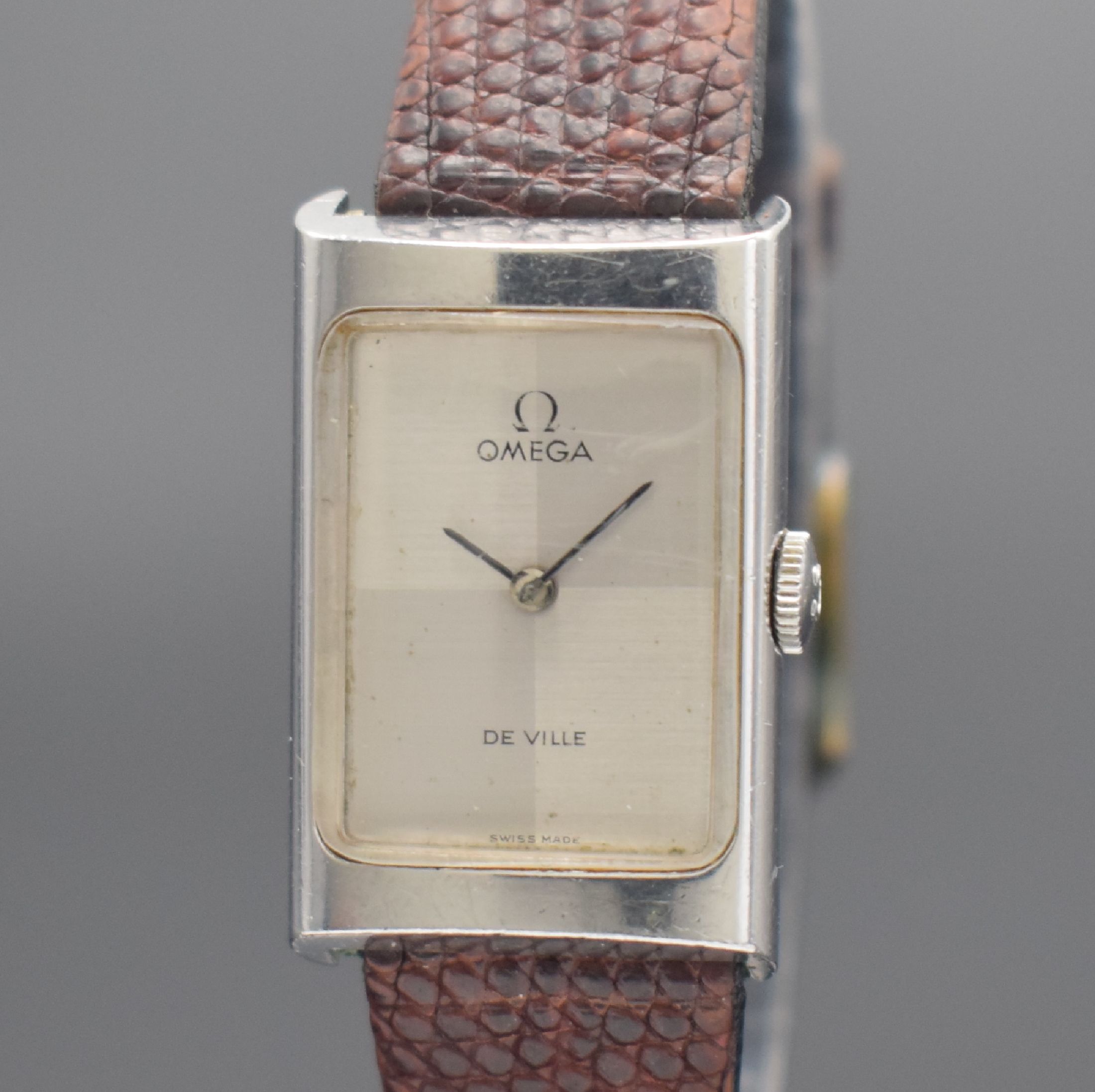 Detail a: OMEGA De Ville Armbanduhr in Edelstahl, Schweiz um 1973, Handaufzug, Ref. 511.0458, 2-teil. Geh., Boden aufgedr., silb. Duoton- Zifferbl., rotverg. ...