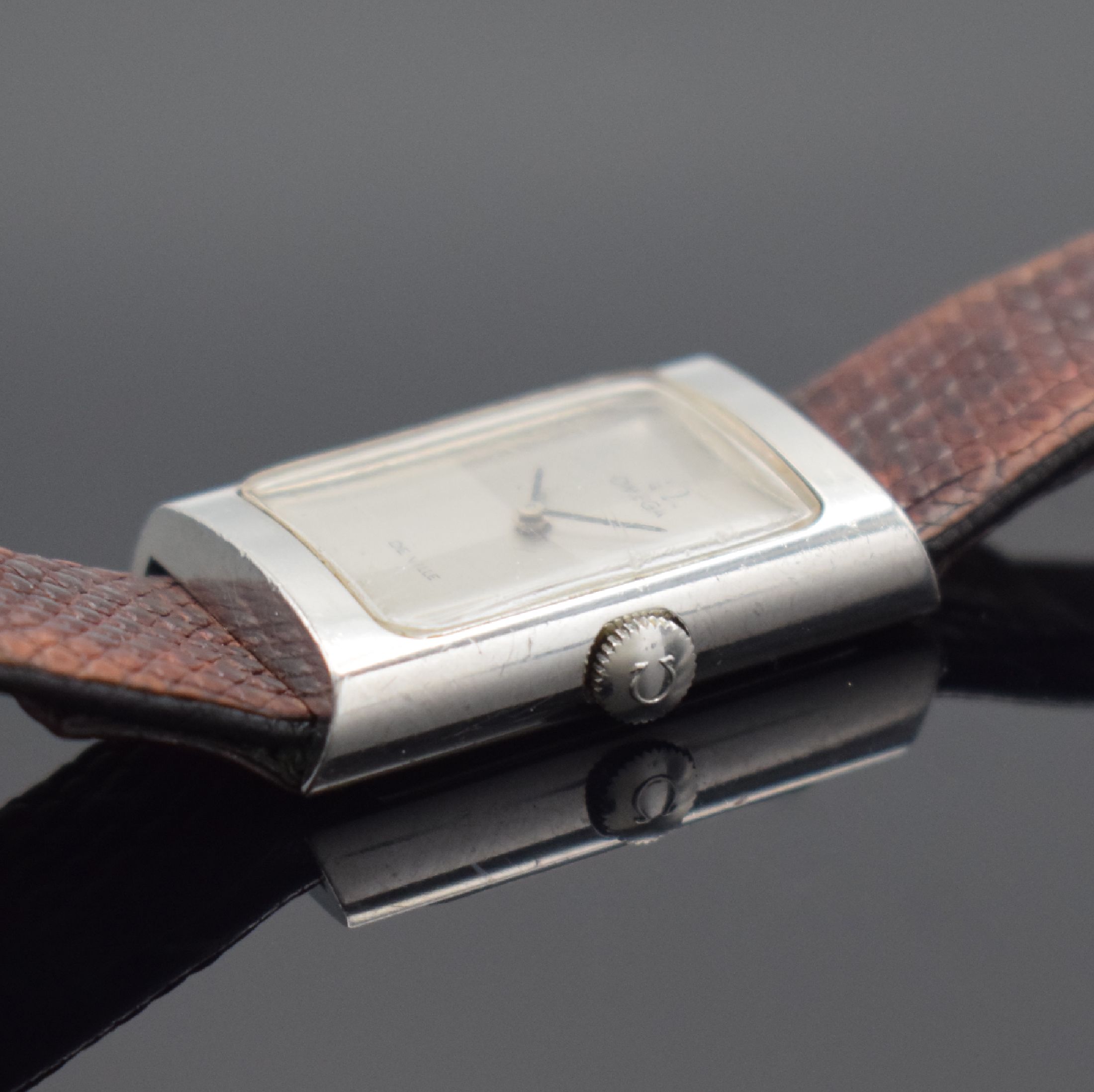 Detail b: OMEGA De Ville Armbanduhr in Edelstahl, Schweiz um 1973, Handaufzug, Ref. 511.0458, 2-teil. Geh., Boden aufgedr., silb. Duoton- Zifferbl., rotverg. ...