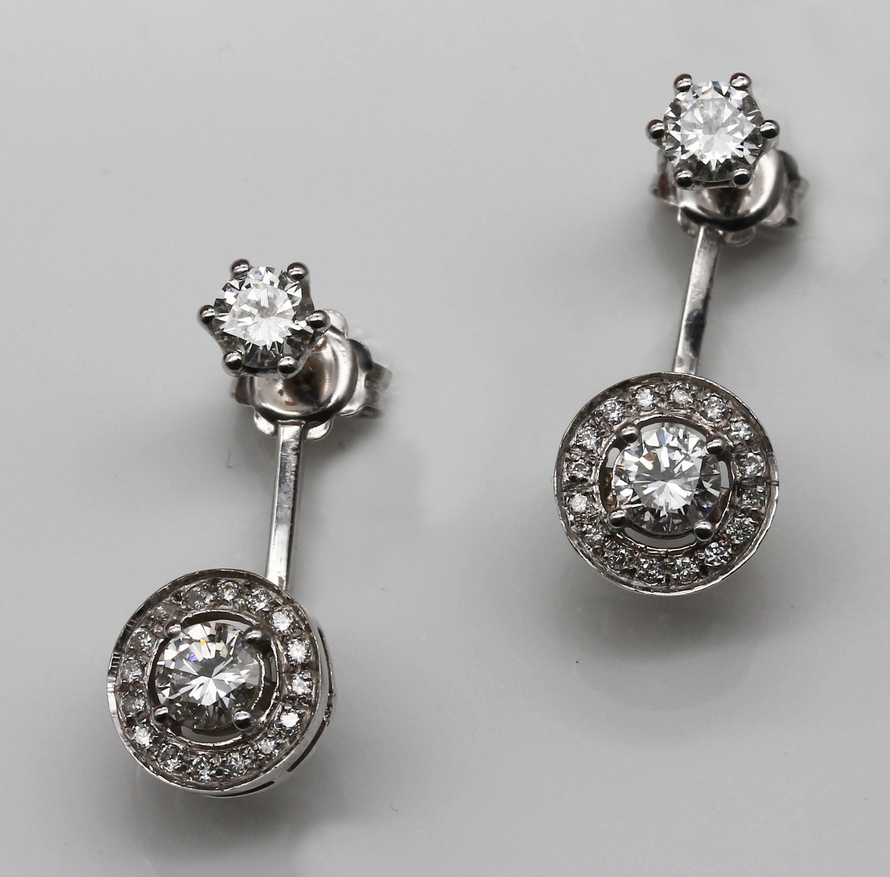 Detail a: Paar 14 kt Gold Brillant-Ohrstecker, WG 585/000, 4 Brillanten zus. ca. 1.80 ct feines Weiß/si, weitere Brillanten zus. ca. 0.34 ct feines ...